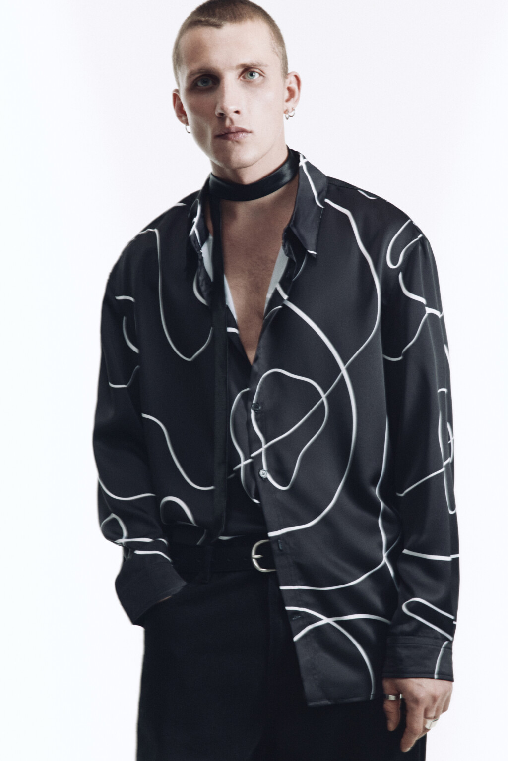 Рубашка атласная с принтом-абстракцией - цвет черный - 2