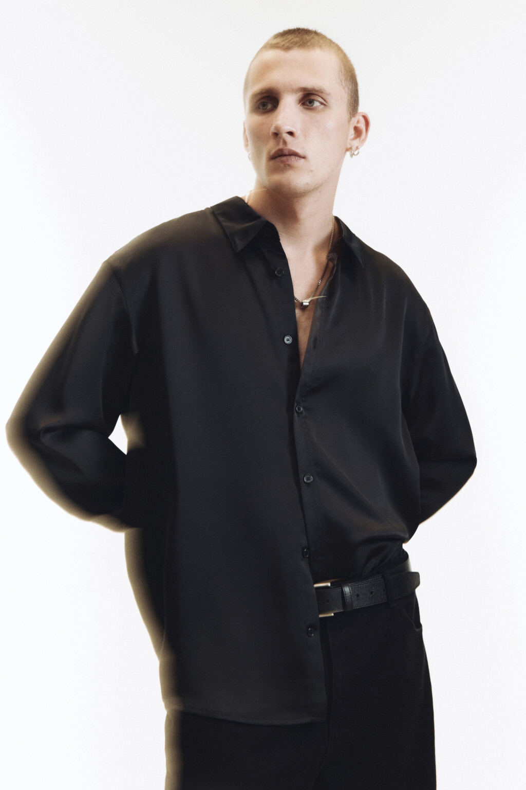 Рубашка атласная с длинными рукавами - цвет черный - 3