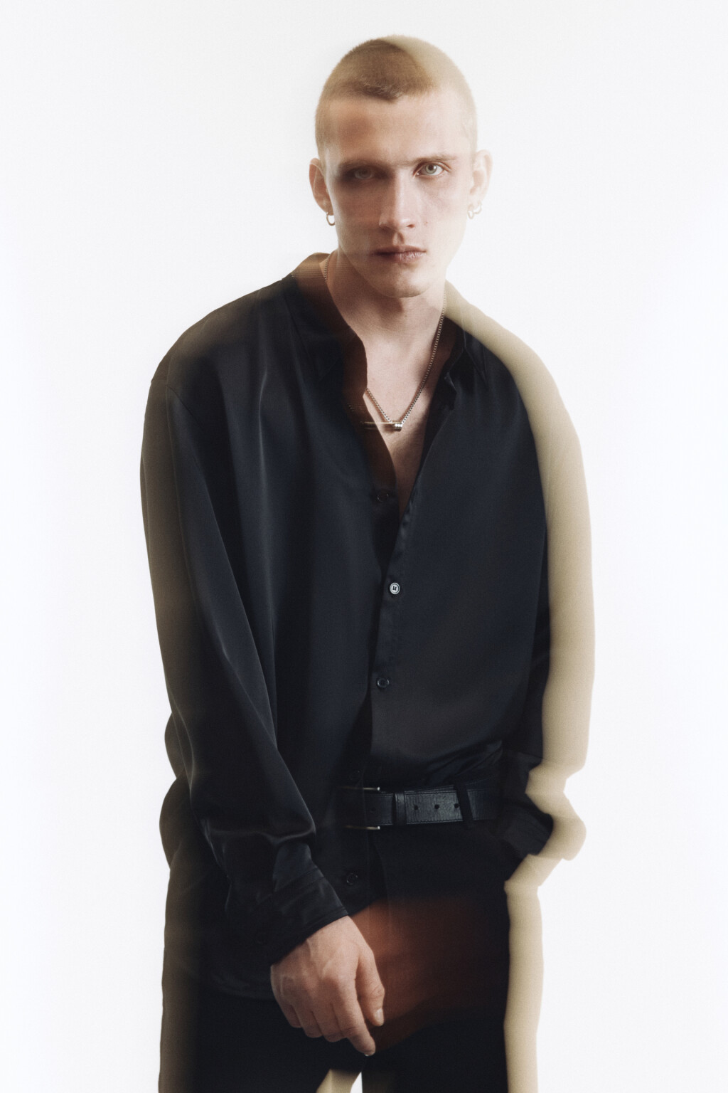 Рубашка атласная с длинными рукавами - цвет черный - 2