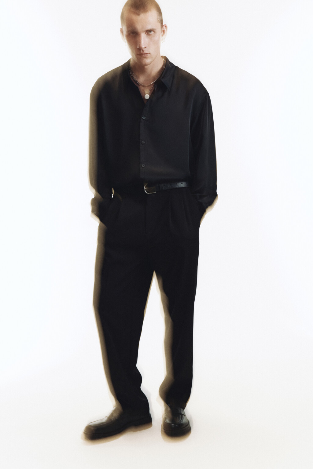 Брюки широкие костюмные со стрелками - цвет черный - 4