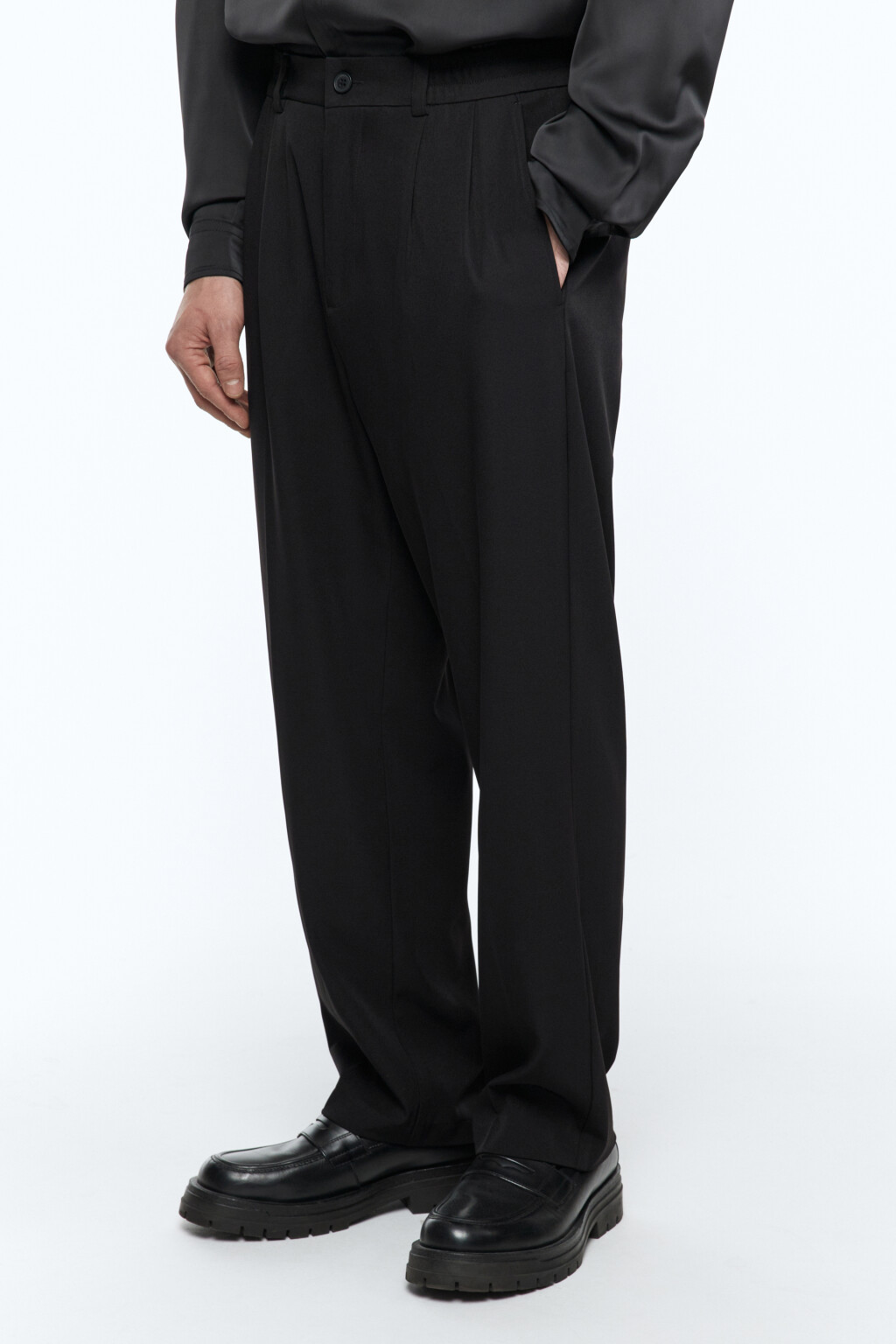 Брюки широкие костюмные со стрелками - цвет черный - 2