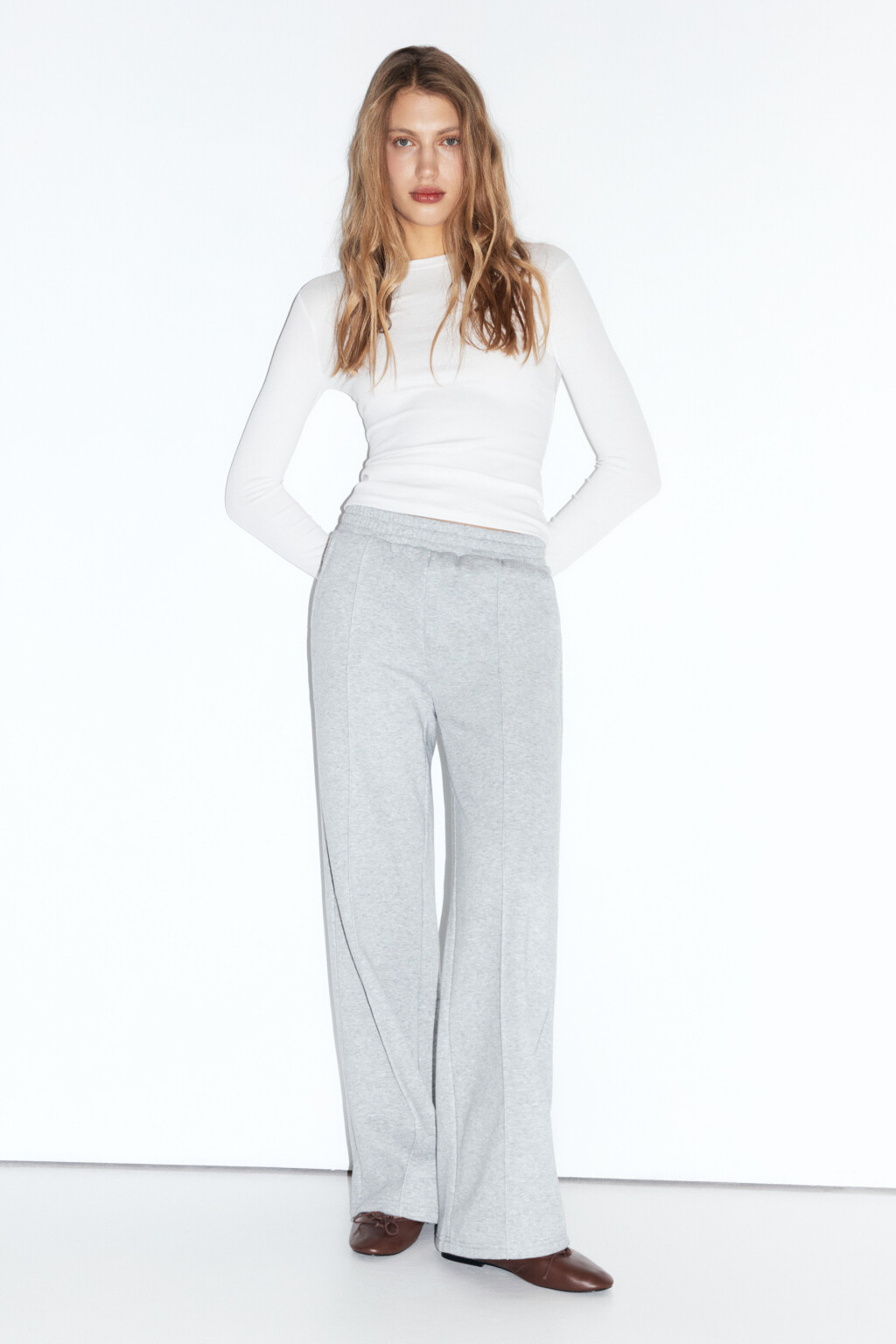 Брюки прямые трикотажные со стрелками - цвет серый - 1