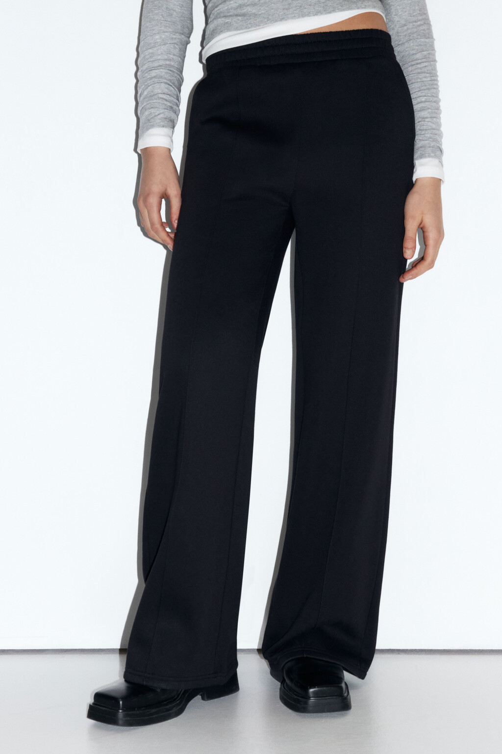 Брюки прямые трикотажные со стрелками - цвет черный - 1