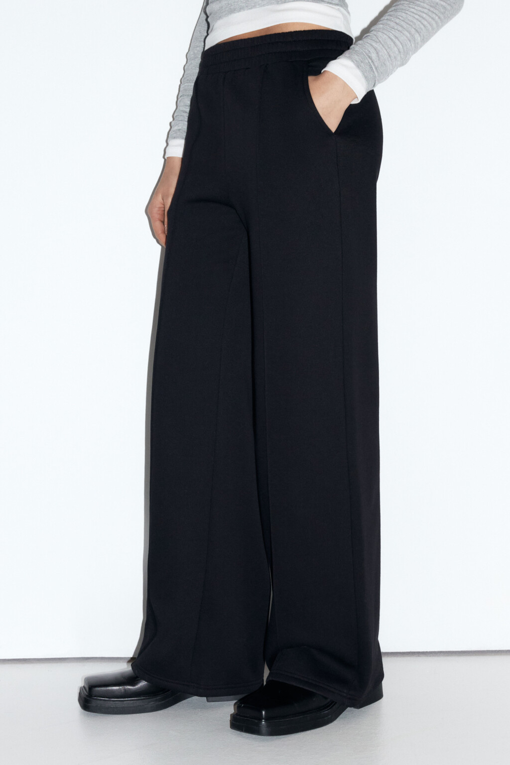 Брюки прямые трикотажные со стрелками - цвет черный - 2