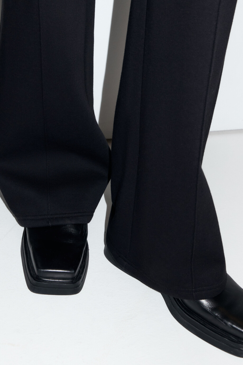 Брюки прямые трикотажные со стрелками - цвет черный - 6