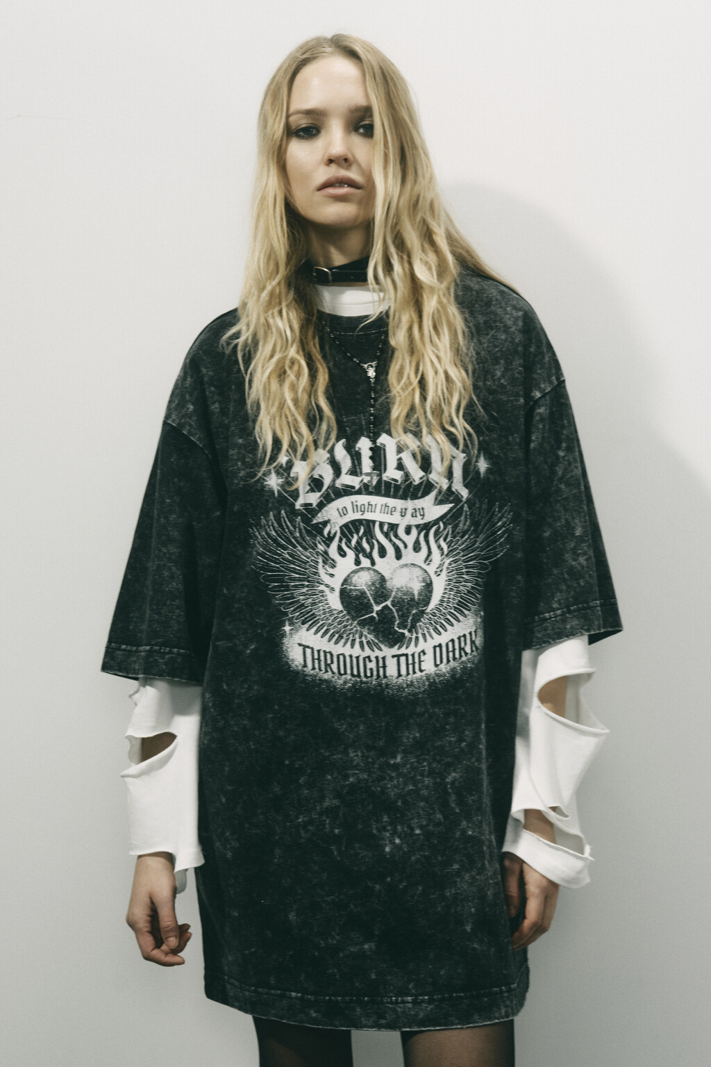 Платье-футболка с вареным эффектом и принтом - цвет серый - 3