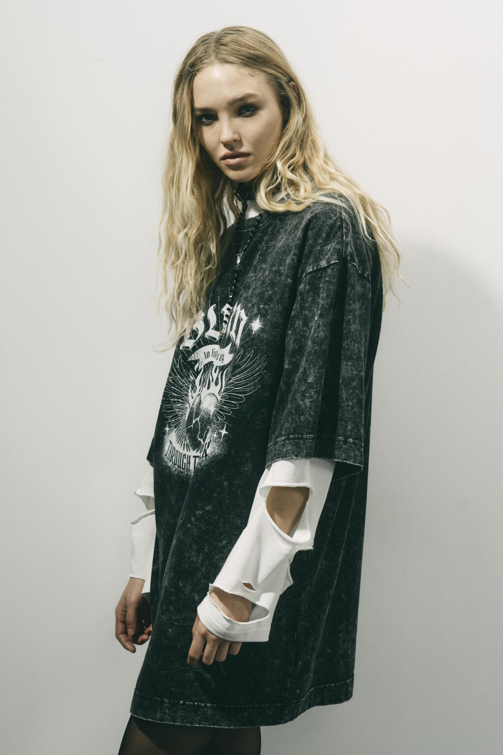 Платье-футболка с вареным эффектом и принтом - цвет серый - 4