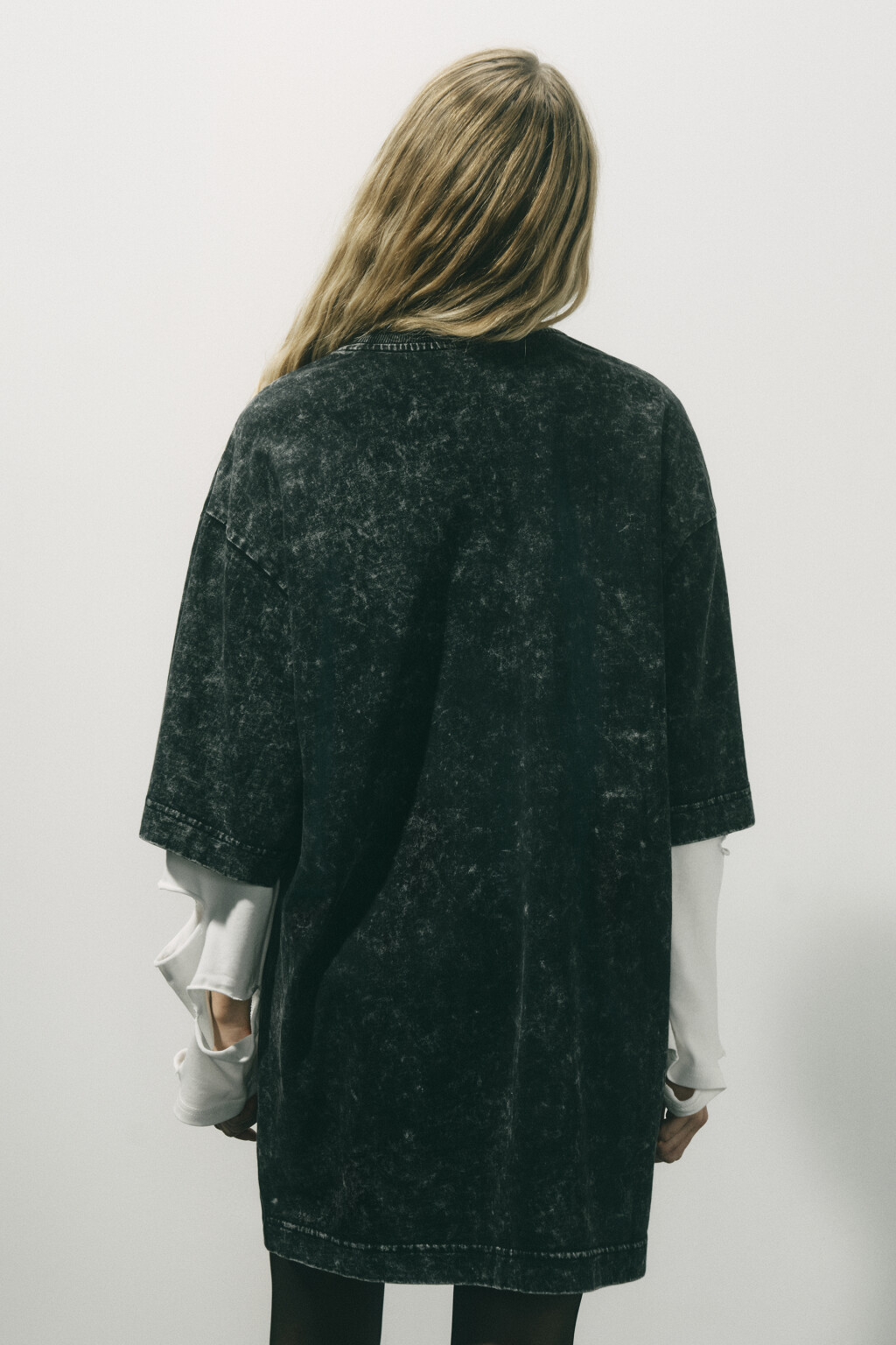 Платье-футболка с вареным эффектом и принтом - цвет серый - 5