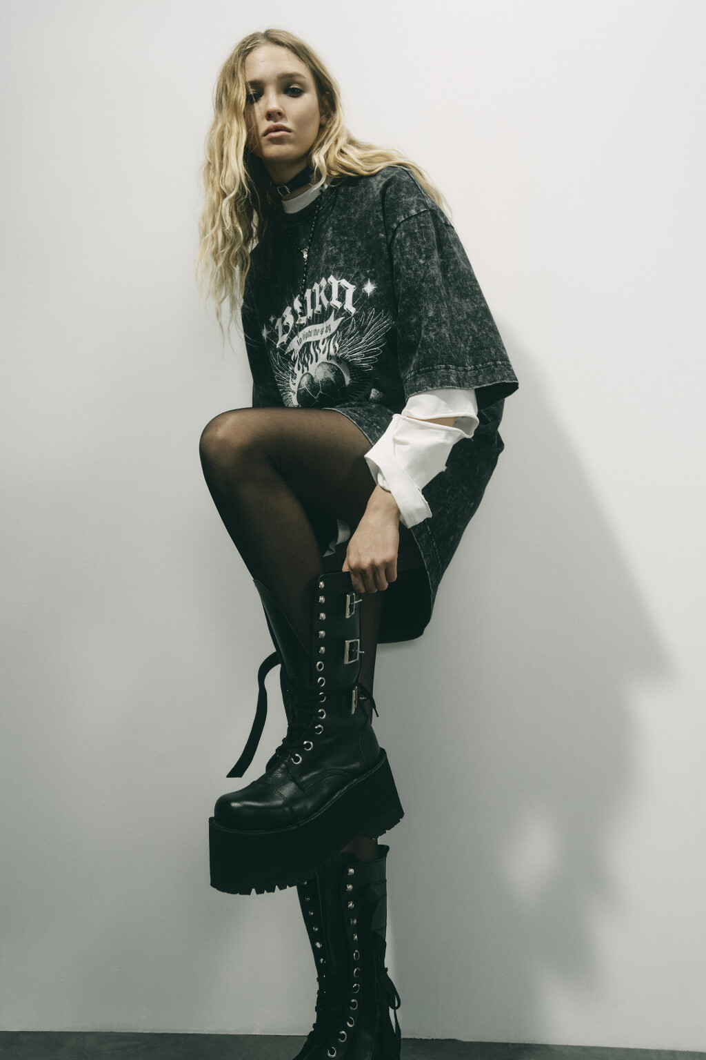 Платье-футболка с вареным эффектом и принтом - цвет серый - 2