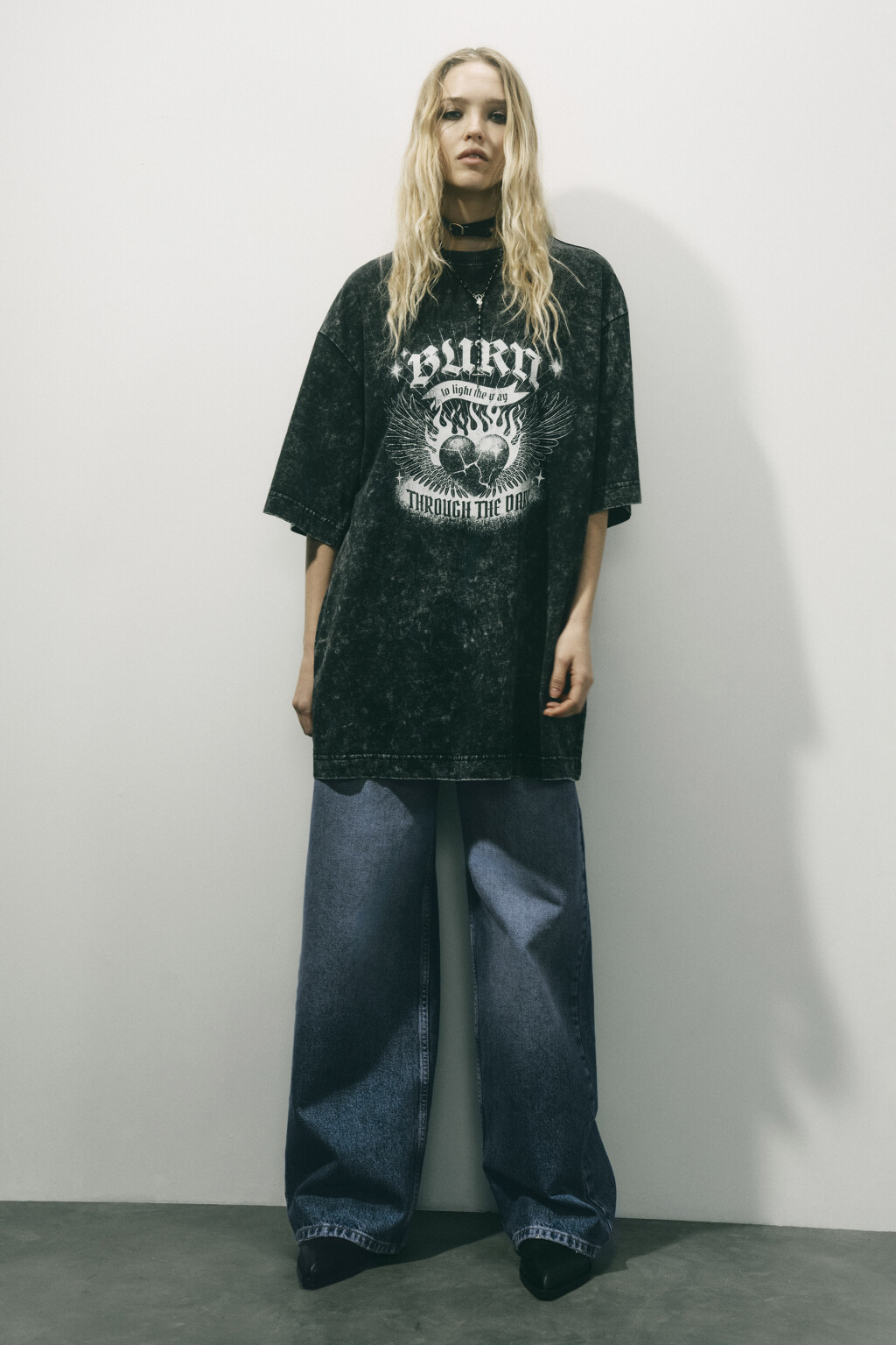 Платье-футболка с вареным эффектом и принтом - цвет серый - 6