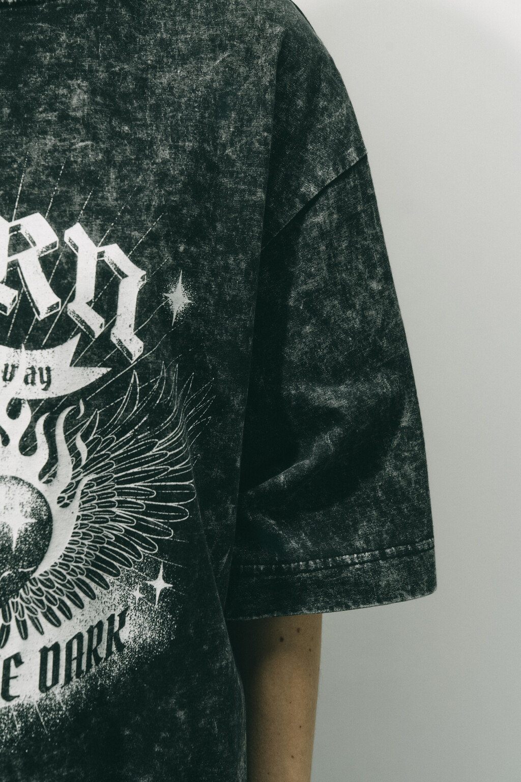 Платье-футболка с вареным эффектом и принтом - цвет серый - 7