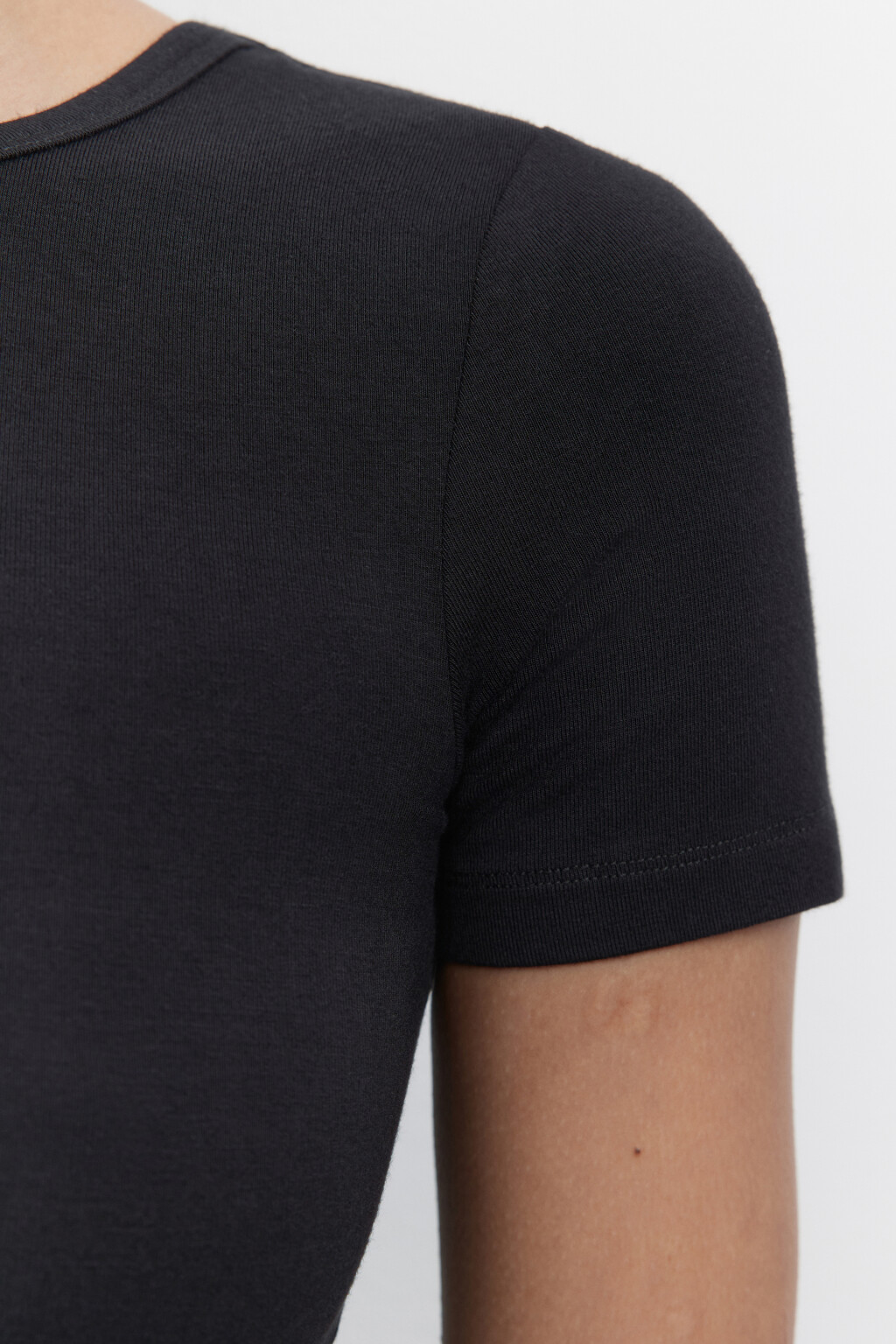 Футболка облегающая из лиоцелла - цвет черный - 6