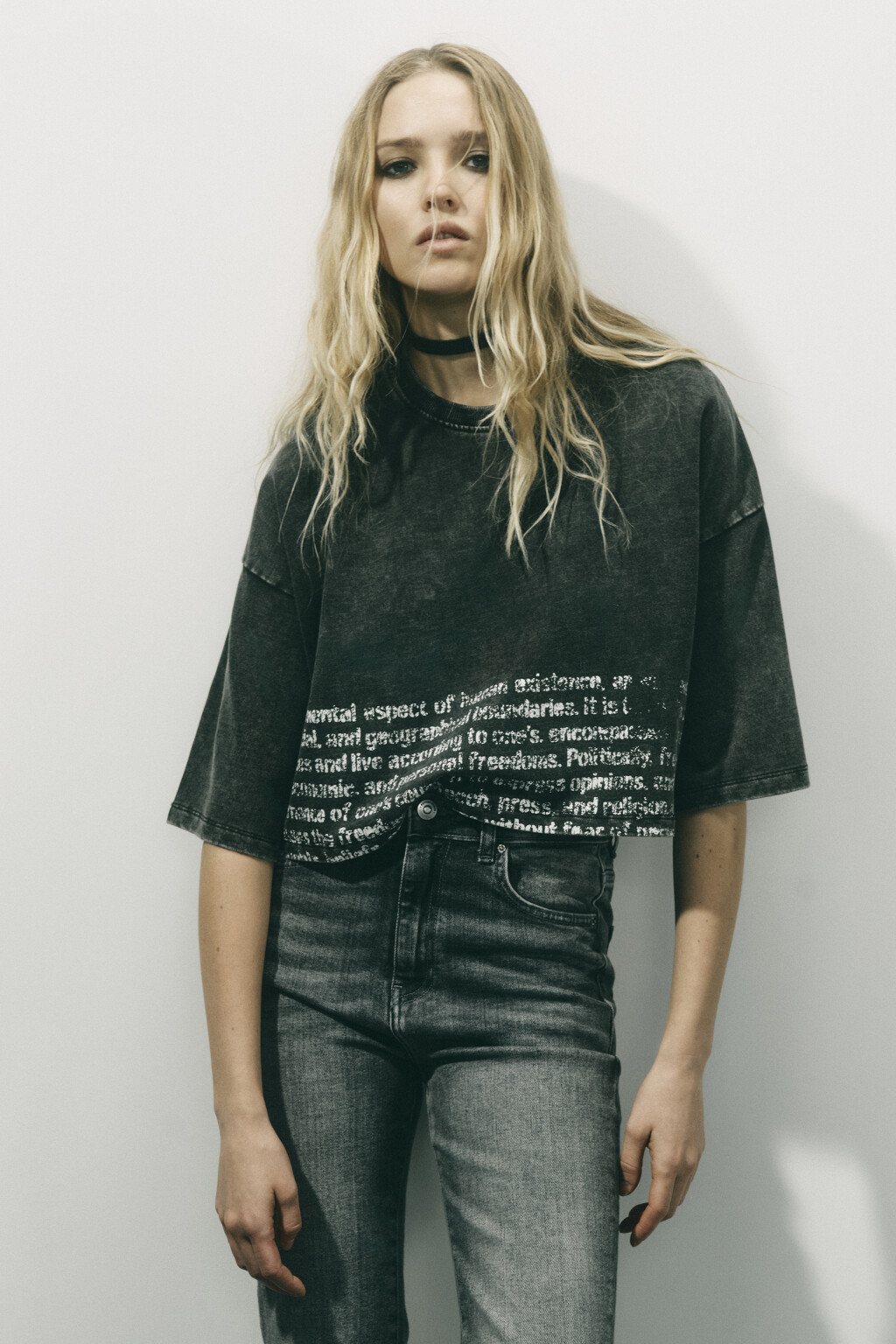 Футболка укороченная с вареным эффектом и принтом - цвет серый - 3