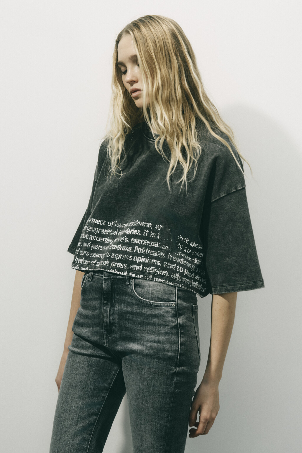 Футболка укороченная с вареным эффектом и принтом - цвет серый - 4