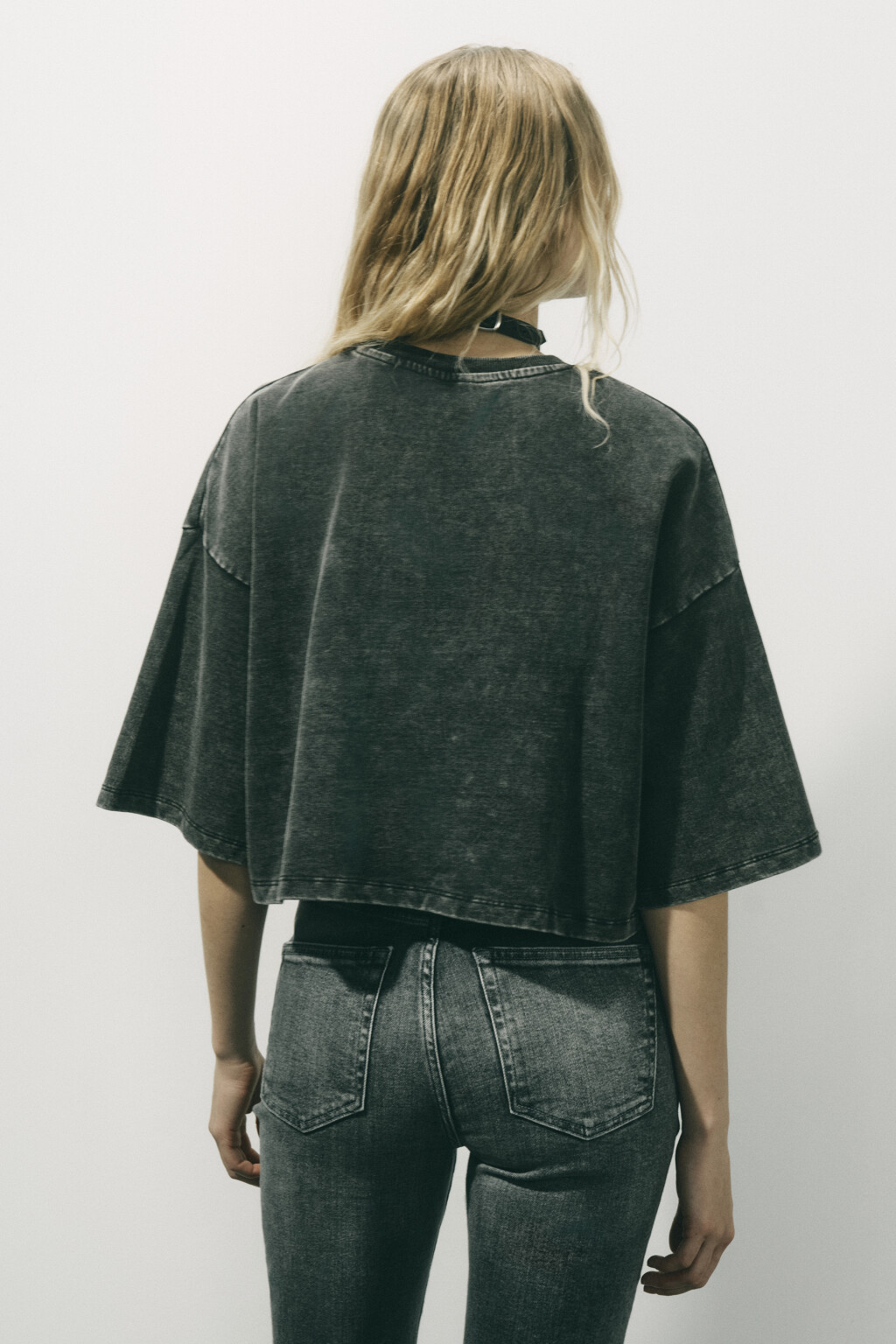 Футболка укороченная с вареным эффектом и принтом - цвет серый - 5