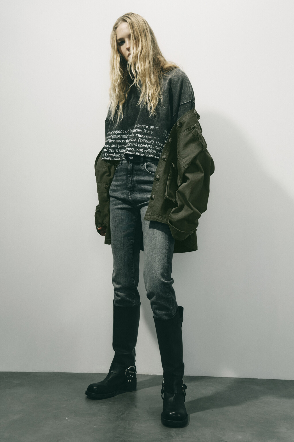 Футболка укороченная с вареным эффектом и принтом - цвет серый - 2