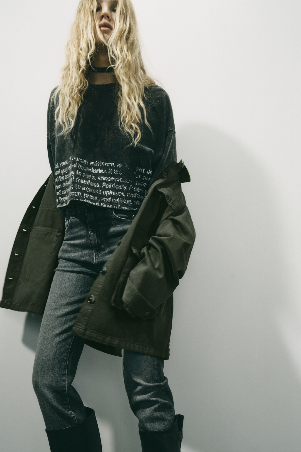 Футболка укороченная с вареным эффектом и принтом - цвет серый - 1