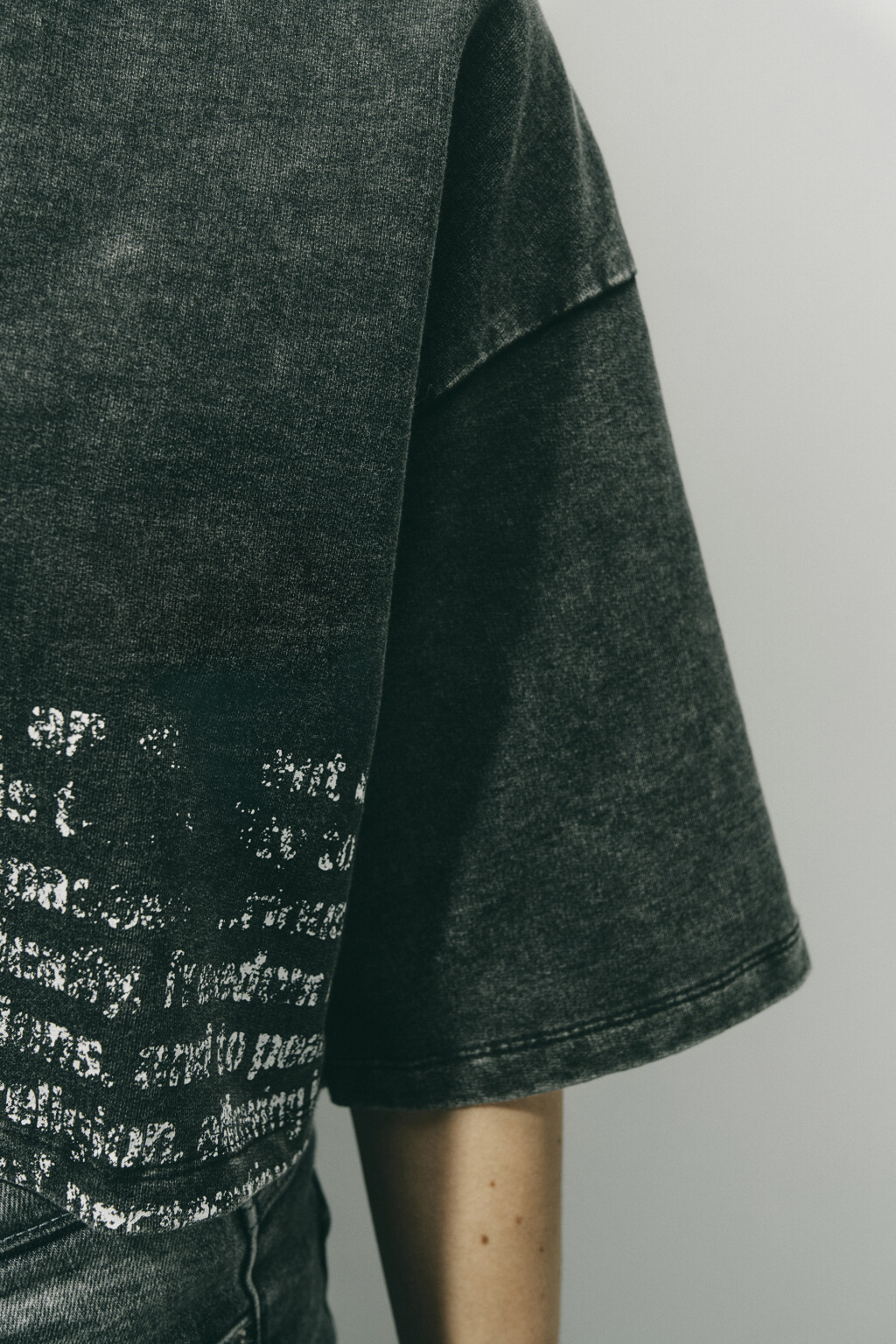 Футболка укороченная с вареным эффектом и принтом - цвет серый - 6