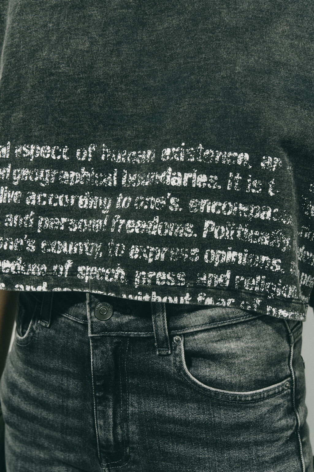 Футболка укороченная с вареным эффектом и принтом - цвет серый - 7