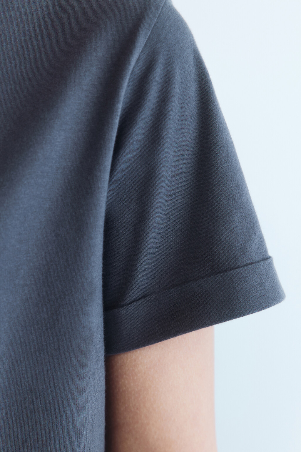 Футболка хлопковая с подвернутыми рукавами - цвет серый - 7