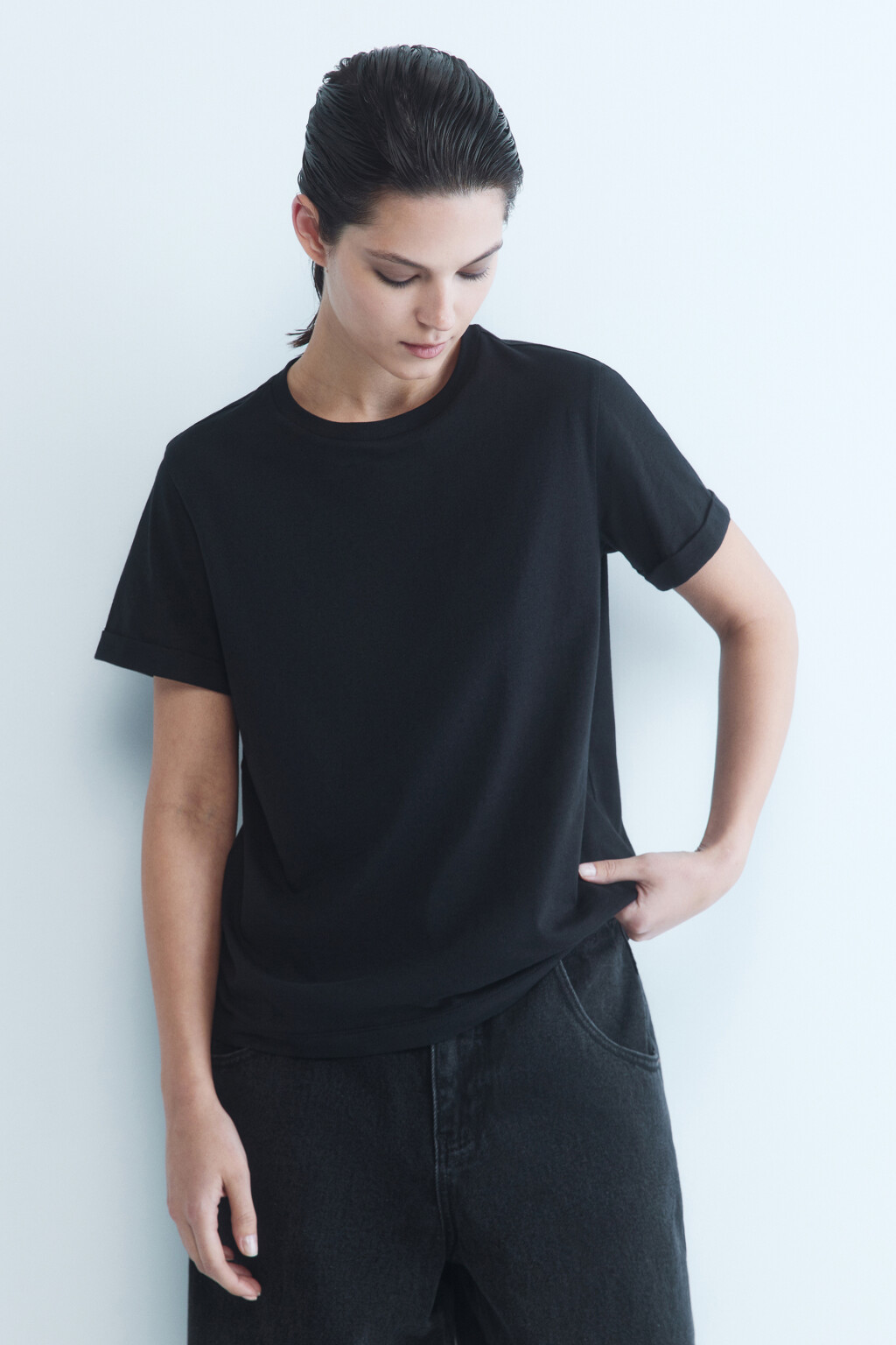 Футболка хлопковая с подвернутыми рукавами - цвет черный - 2