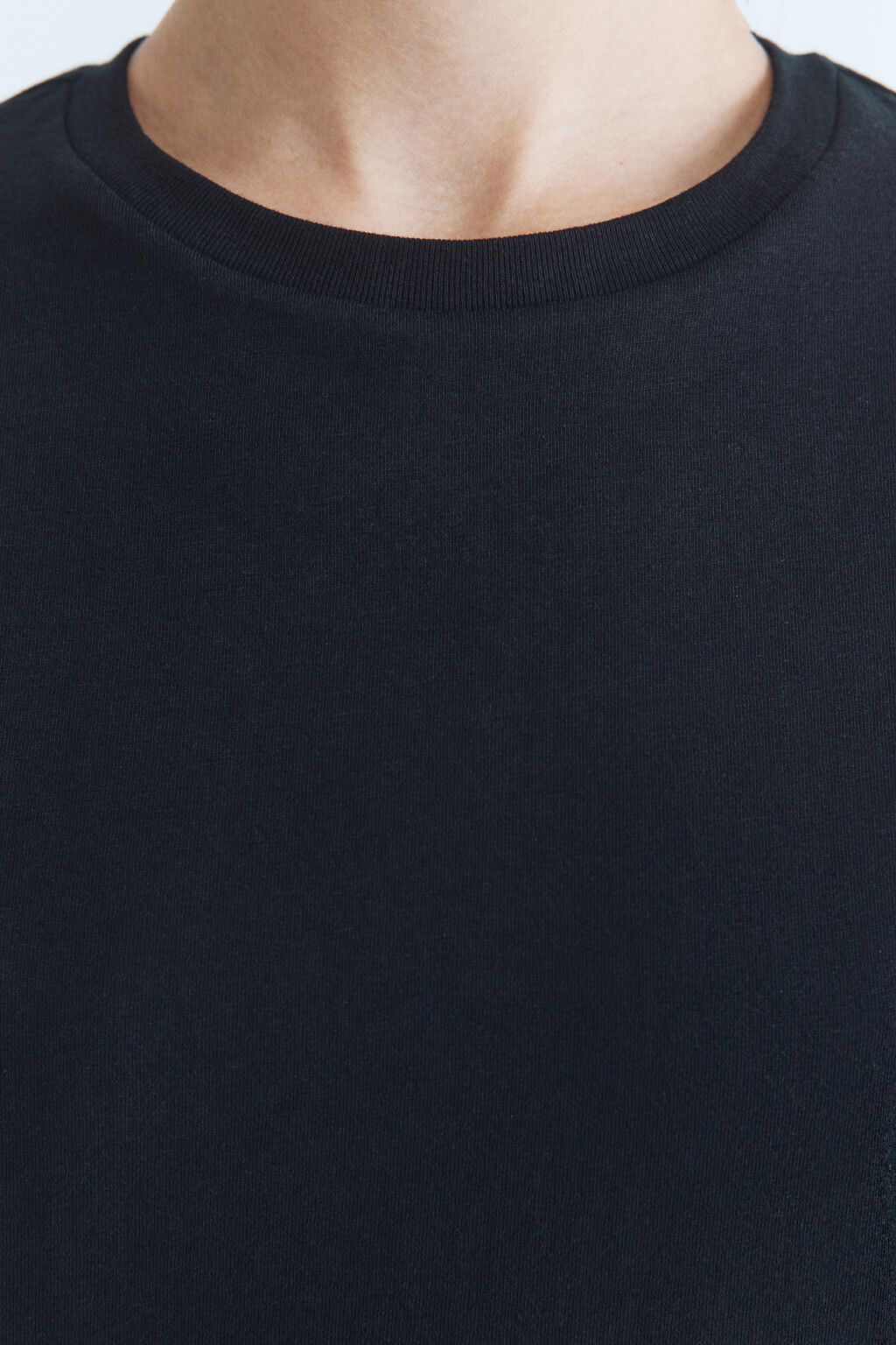 Футболка хлопковая с подвернутыми рукавами - цвет черный - 6