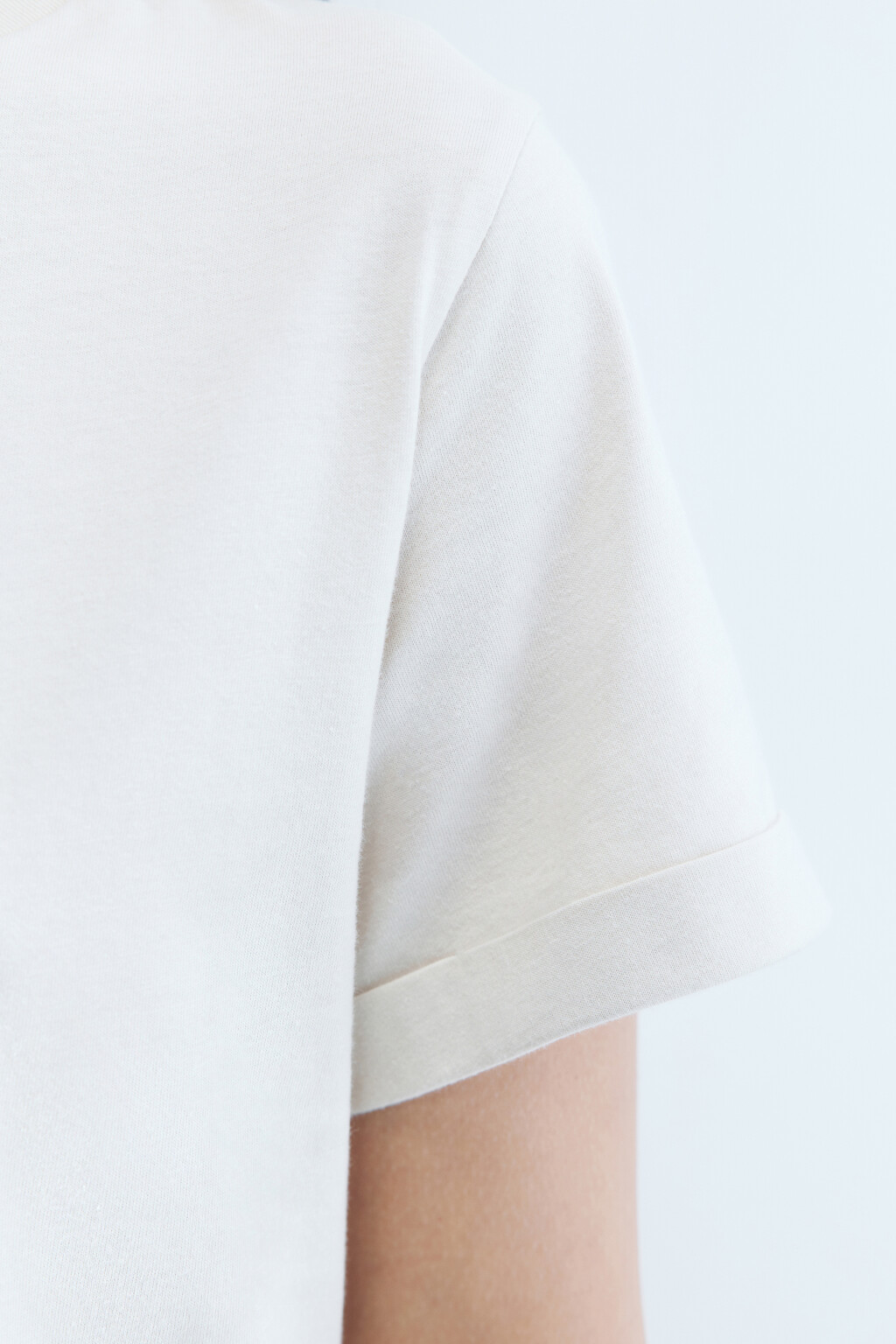 Футболка хлопковая с подвернутыми рукавами - цвет бежевый - 6