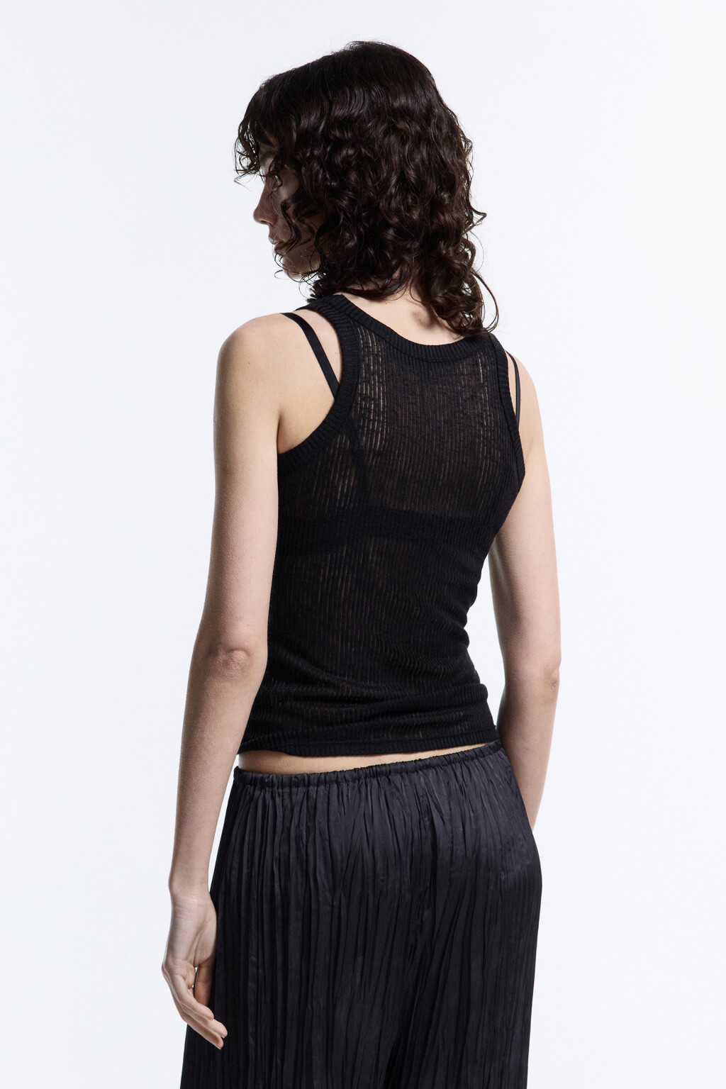 Майка фактурная на широких бретелях - цвет черный - 3