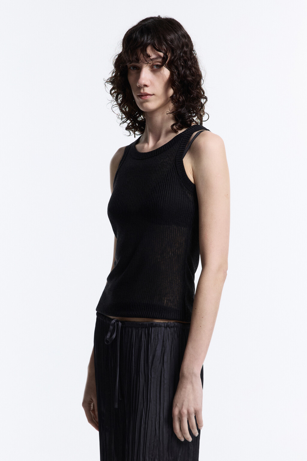 Майка фактурная на широких бретелях - цвет черный - 4