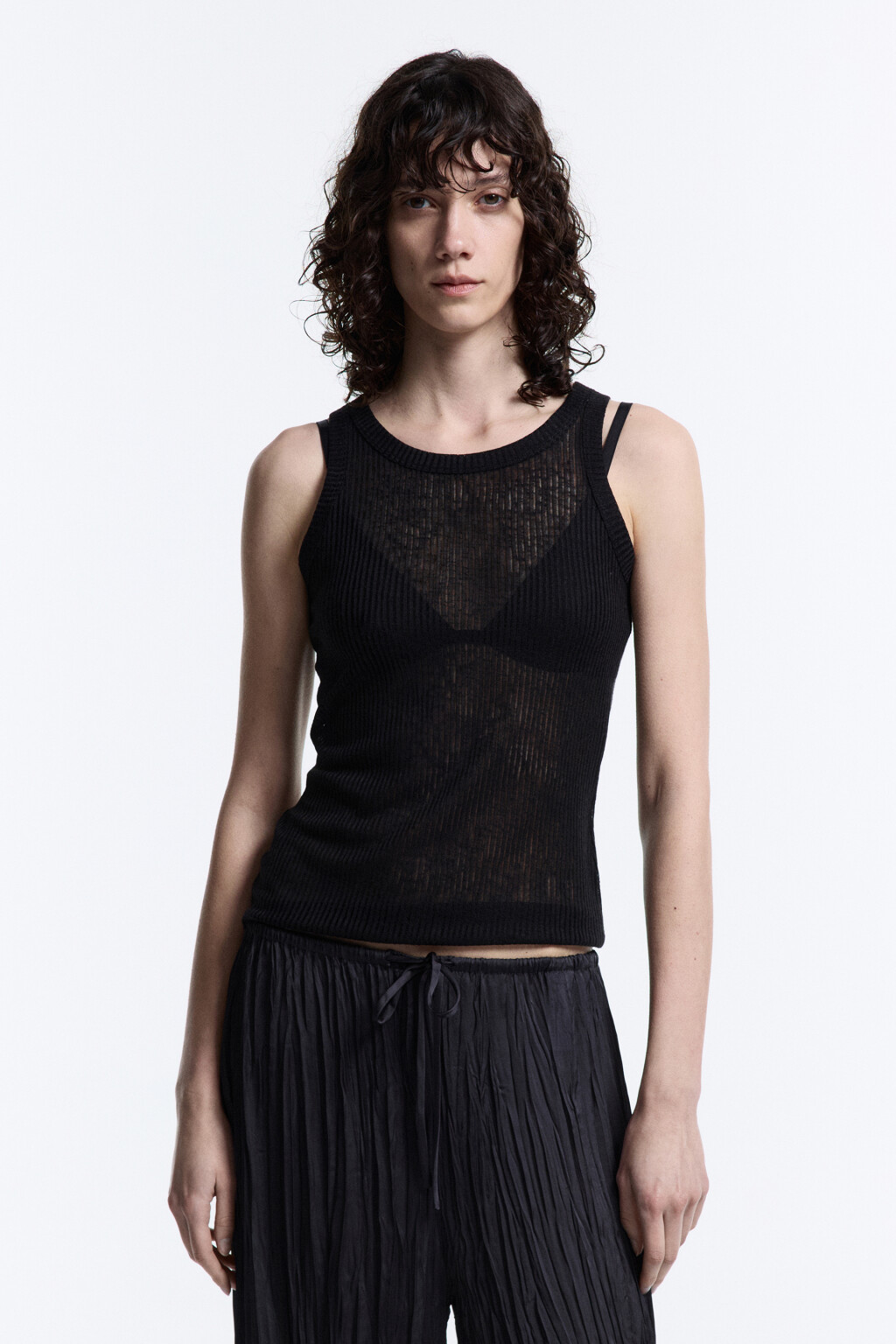 Майка фактурная на широких бретелях - цвет черный - 5