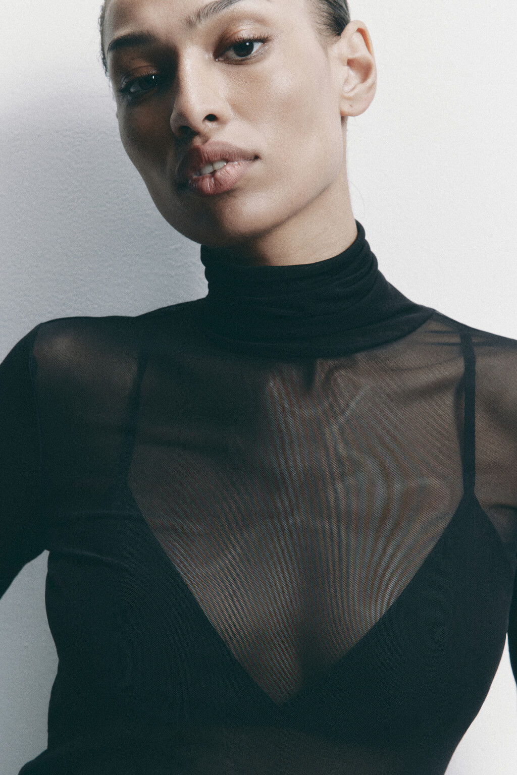 Водолазка сетчатая с прорезями для пальцев - цвет черный - 7