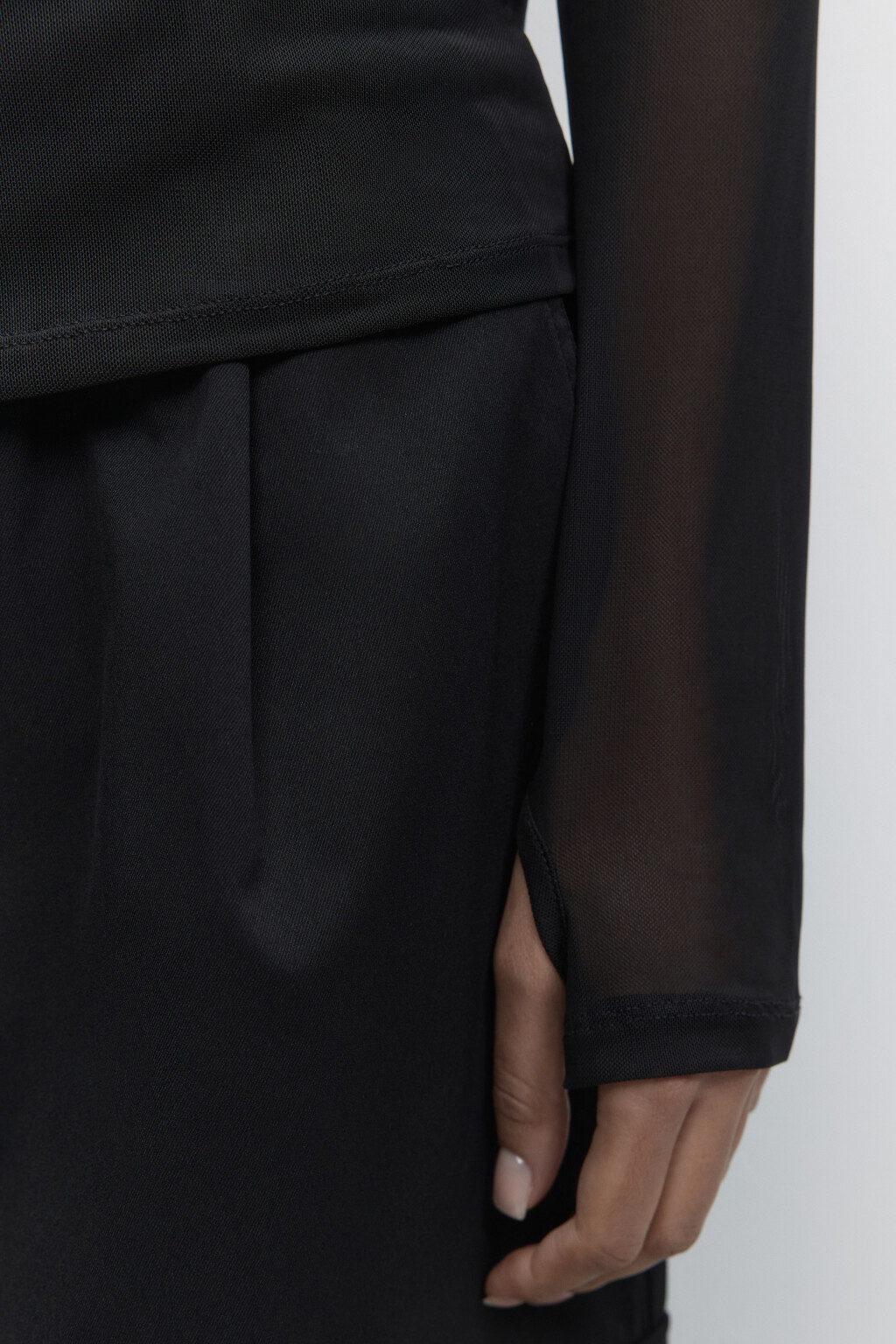 Водолазка сетчатая с прорезями для пальцев - цвет черный - 9