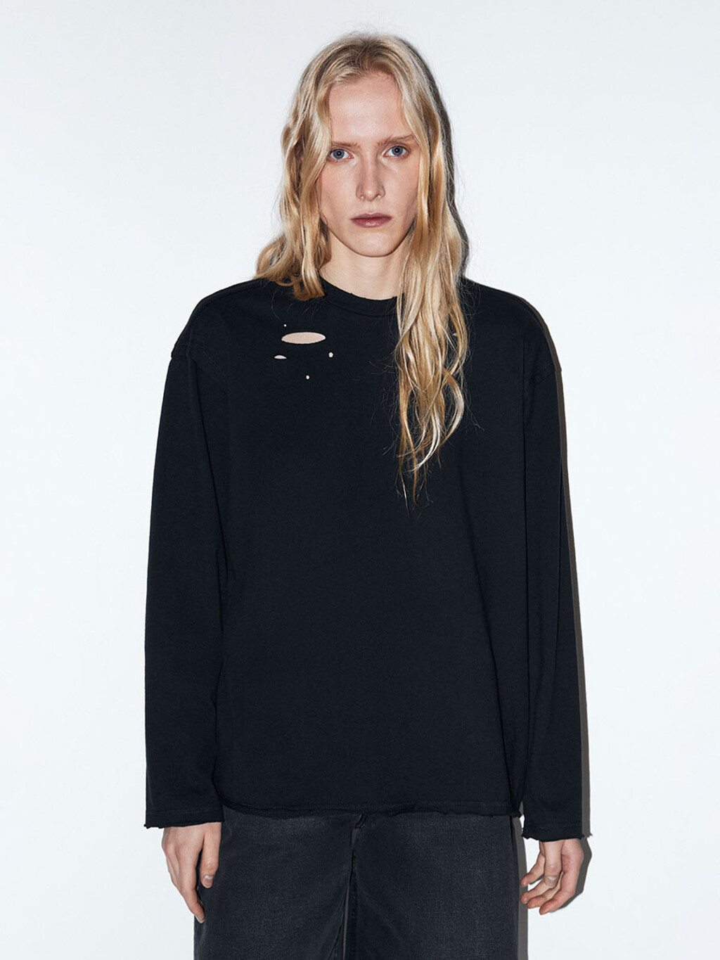 Лонгслив oversize с состаренным эффектом - цвет черный - 3