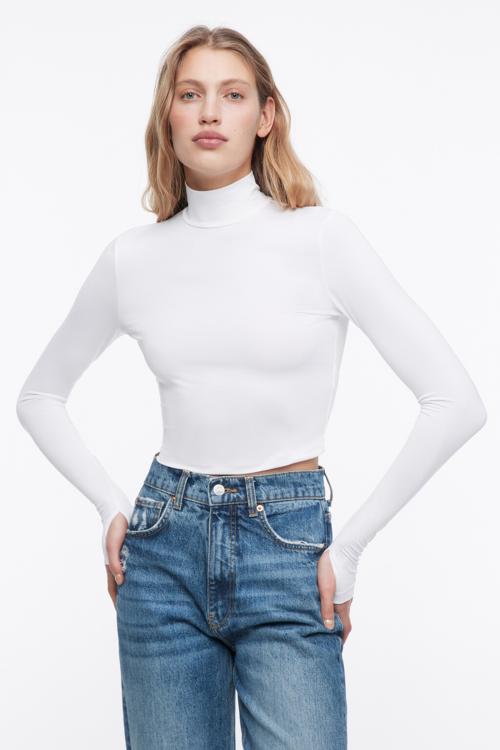 Водолазка укороченная с прорезями для пальца - цвет белый - 2