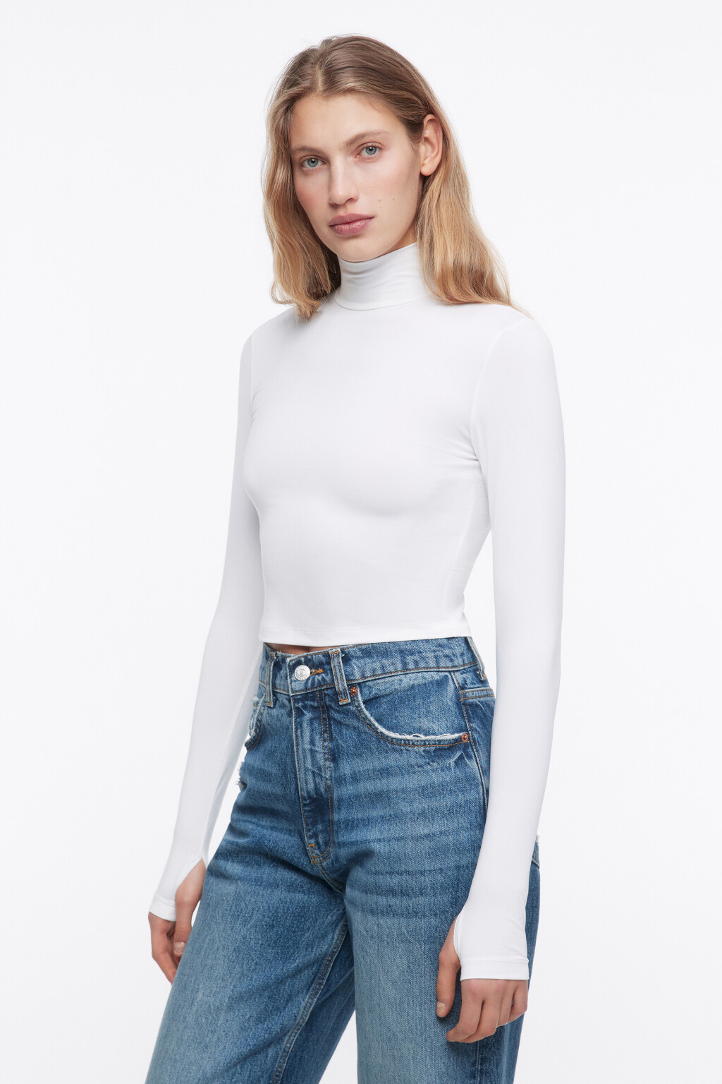 Водолазка укороченная с прорезями для пальца - цвет белый - 3