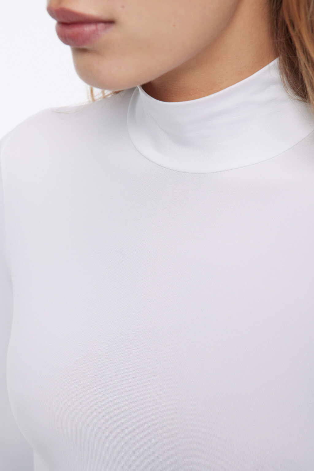 Водолазка укороченная с прорезями для пальца - цвет белый - 6