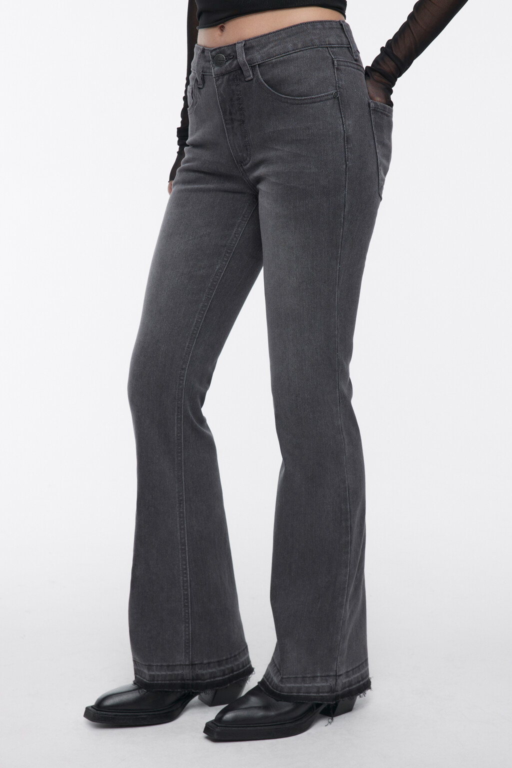 Джинсы клеш с открытыми срезами - цвет серый - 4