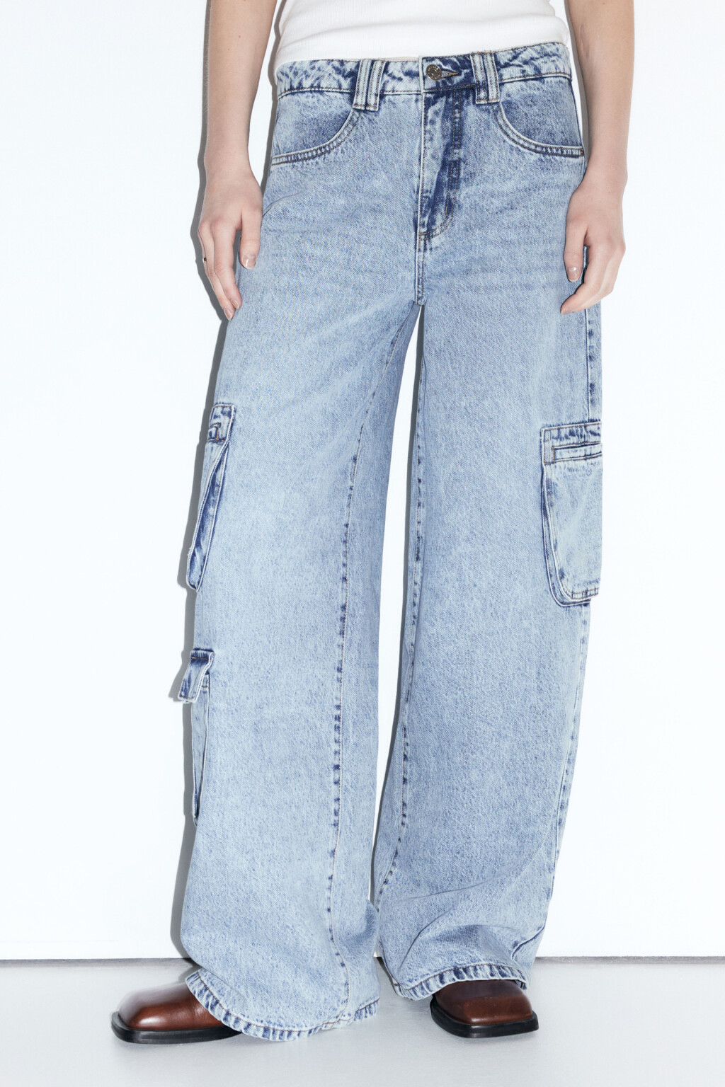 Джинсы широкие с карманами карго - цвет голубой - 1