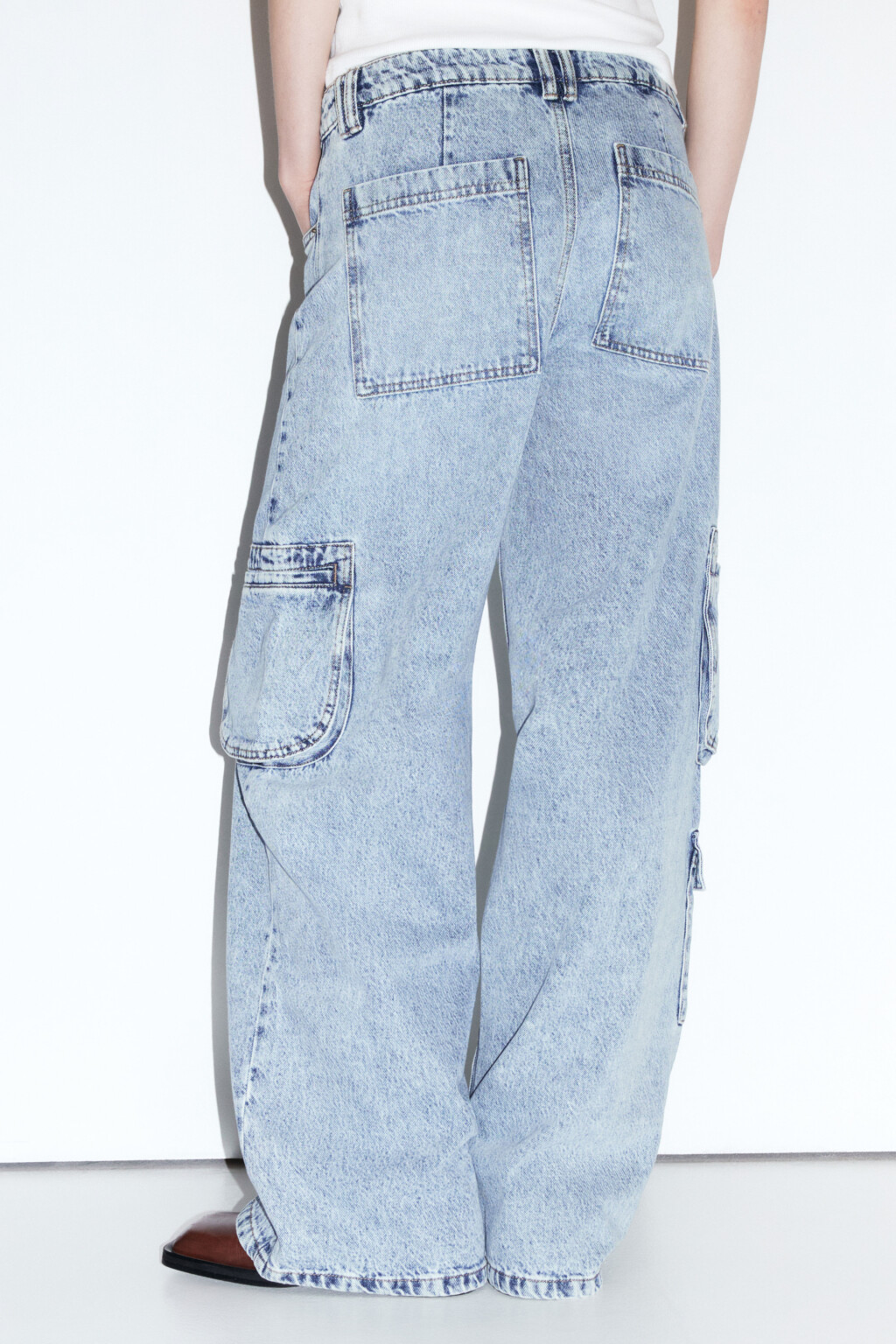 Джинсы широкие с карманами карго - цвет голубой - 3