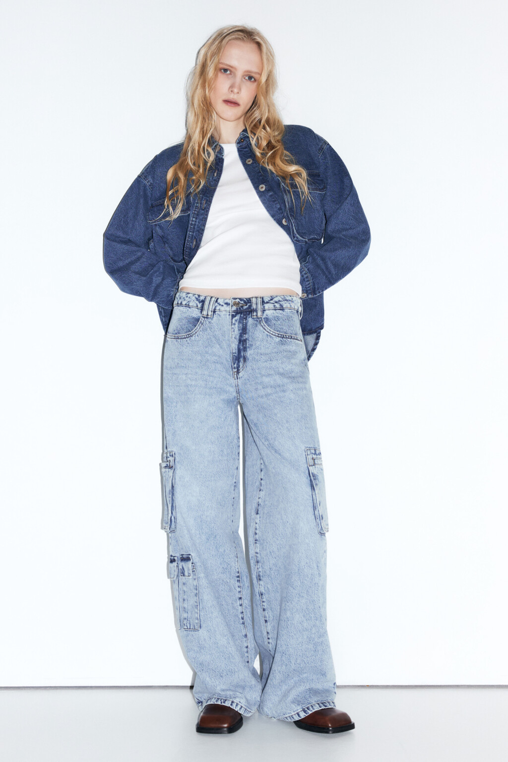 Джинсы широкие с карманами карго - цвет голубой - 4
