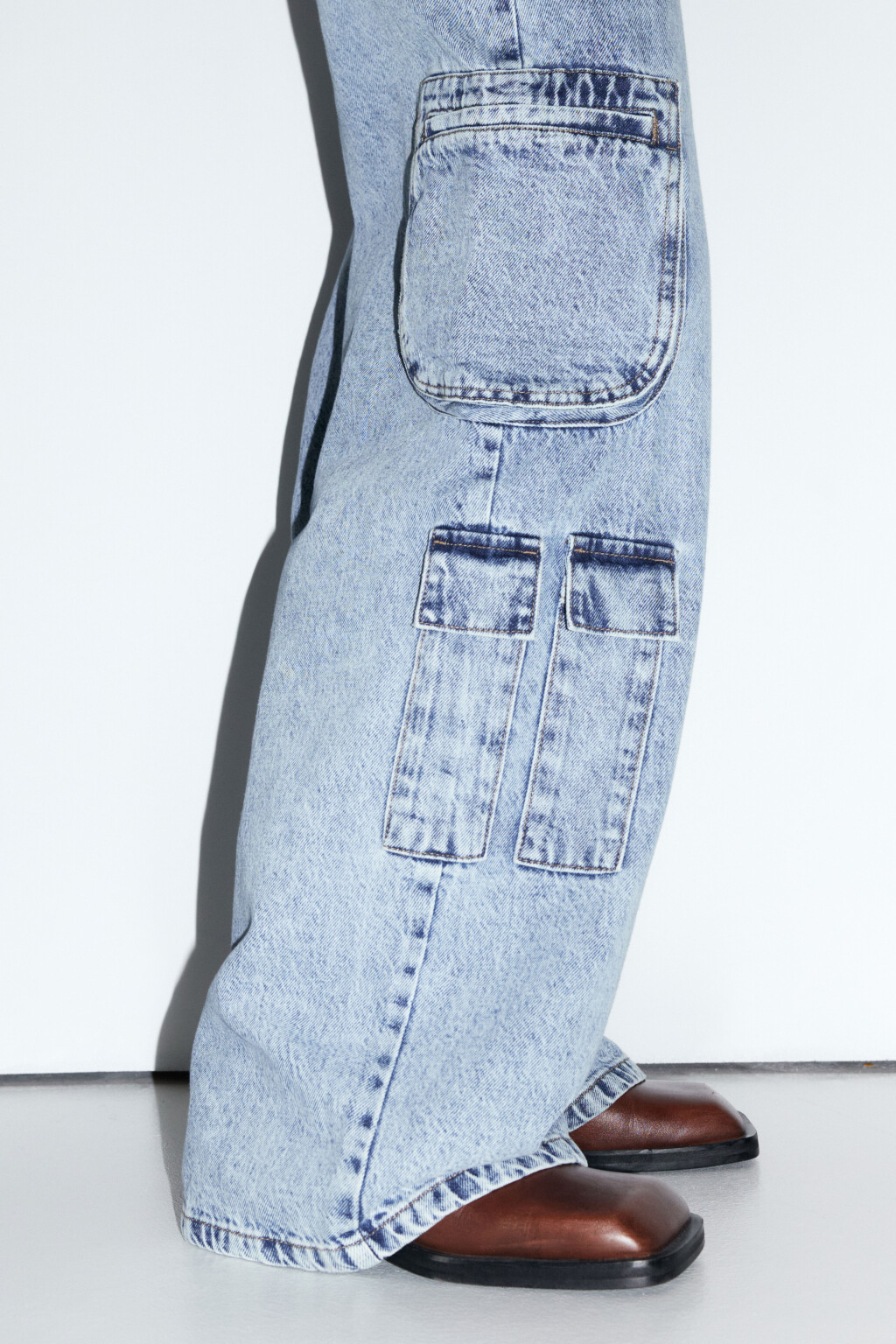 Джинсы широкие с карманами карго - цвет голубой - 7