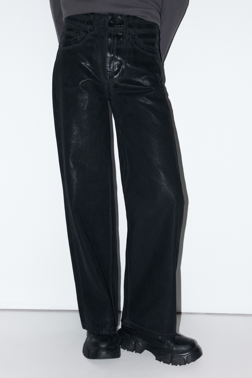 Джинсы широкие с блестящим напылением - цвет черный - 2