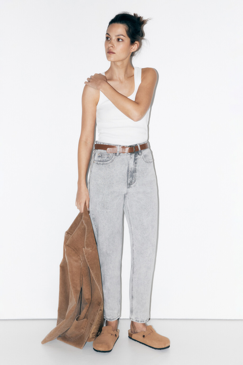 Джинсы mom с высокой посадкой и ремнем - цвет серый - 1