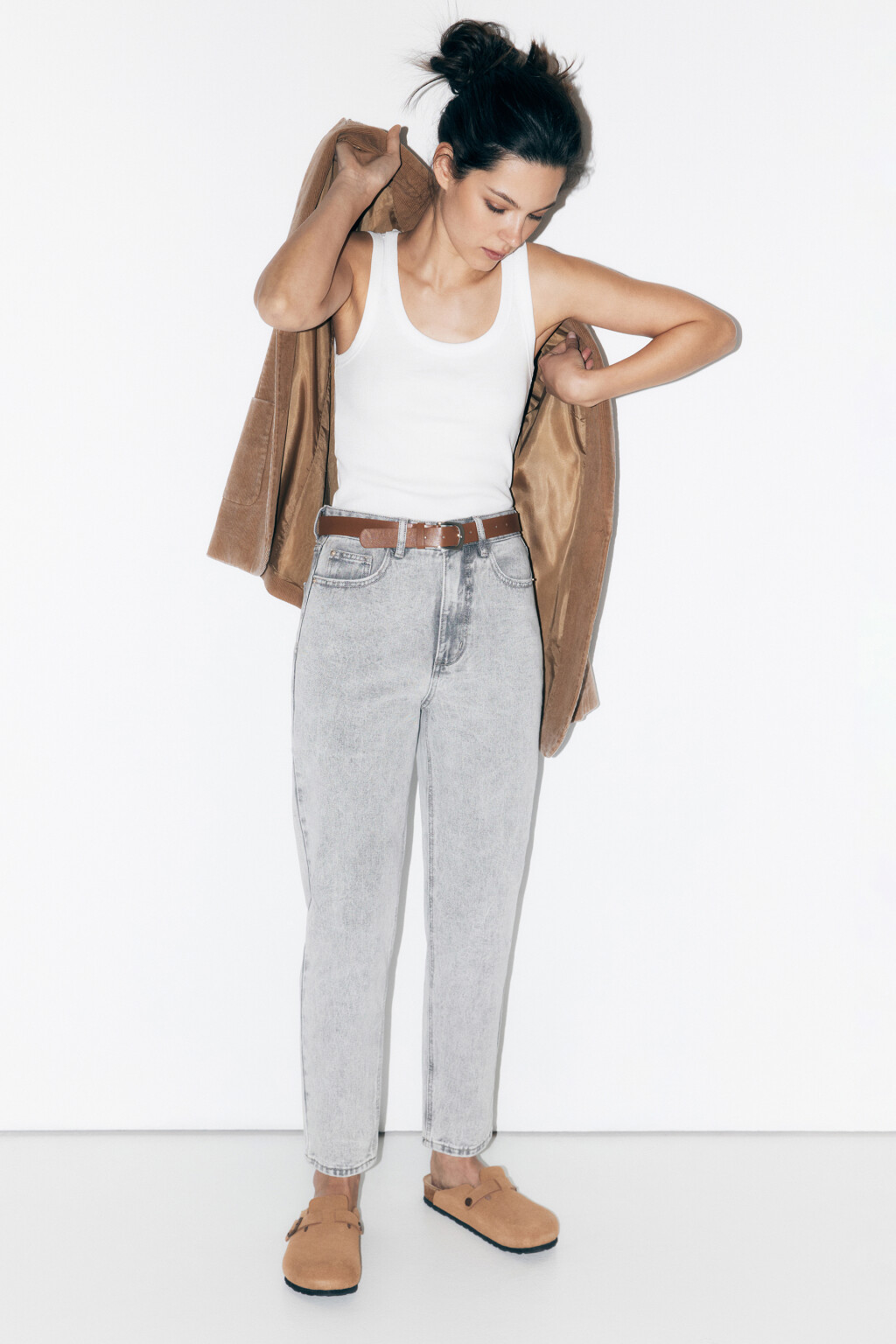 Джинсы mom с высокой посадкой и ремнем - цвет серый - 2