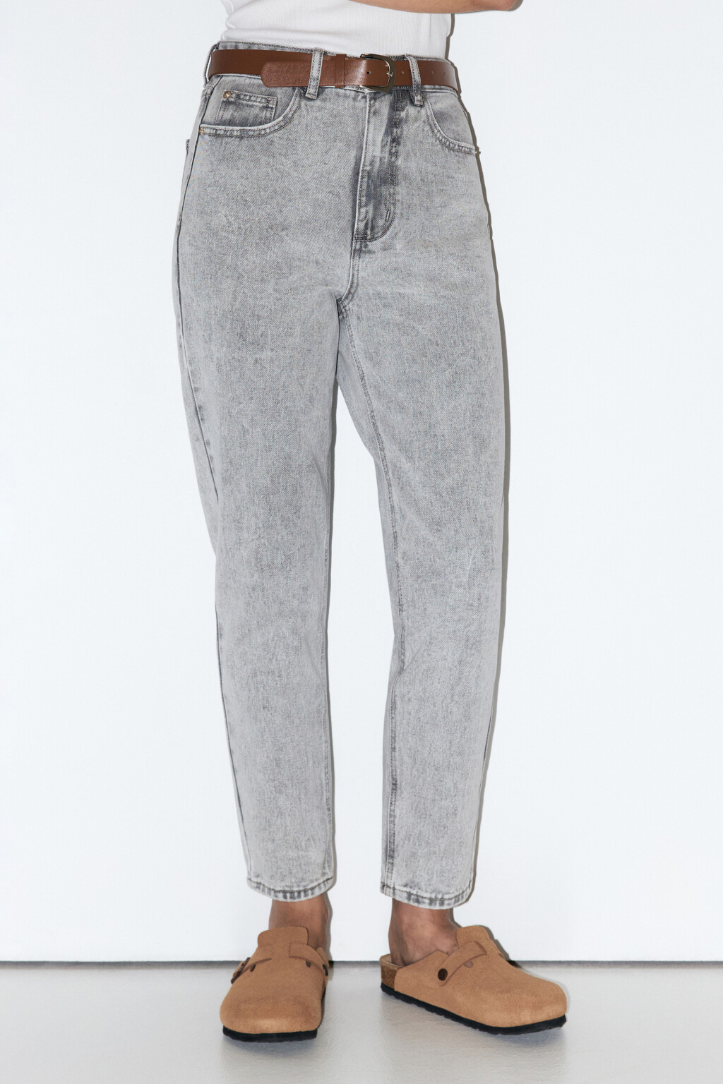 Джинсы mom с высокой посадкой и ремнем - цвет серый - 3