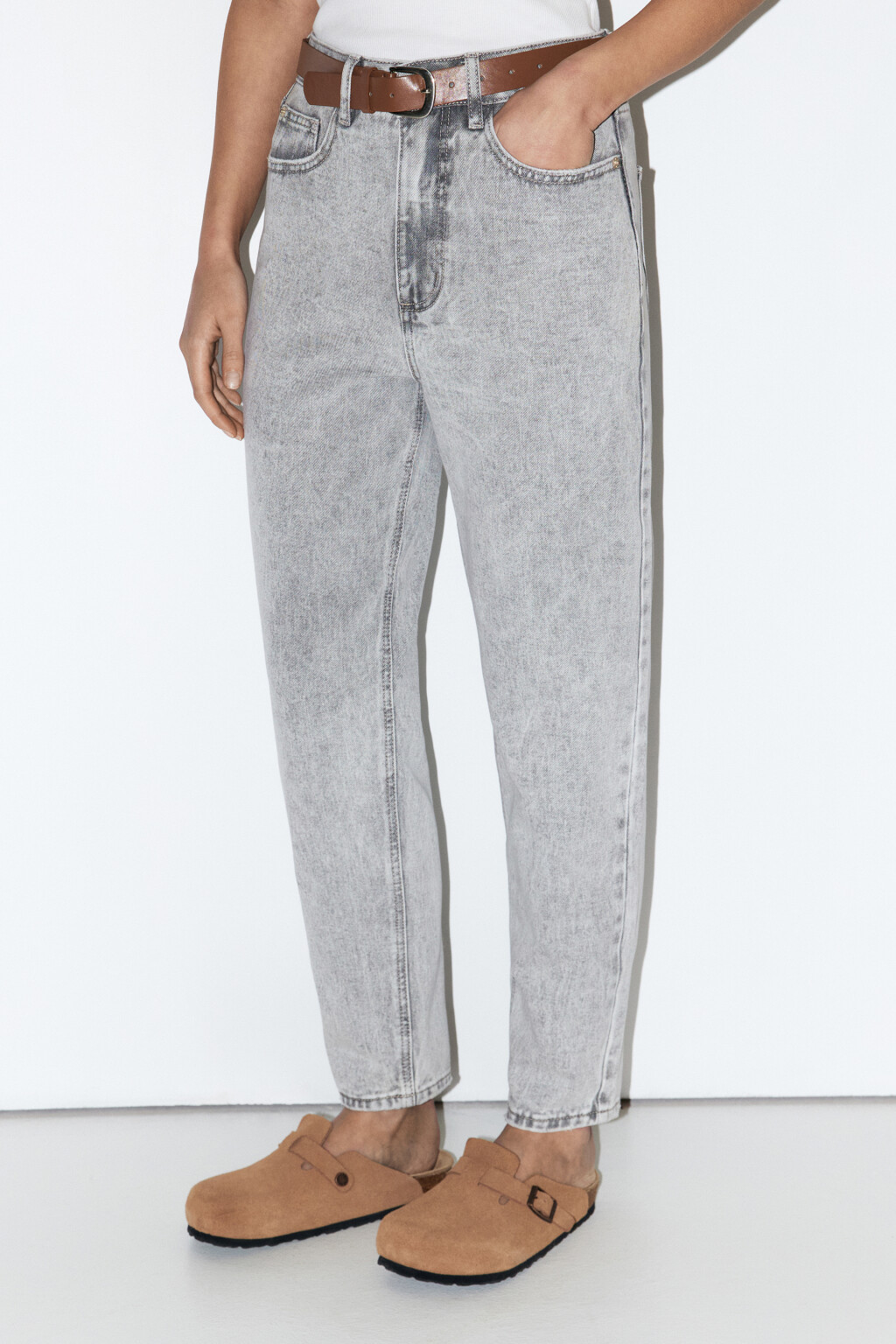 Джинсы mom с высокой посадкой и ремнем - цвет серый - 4