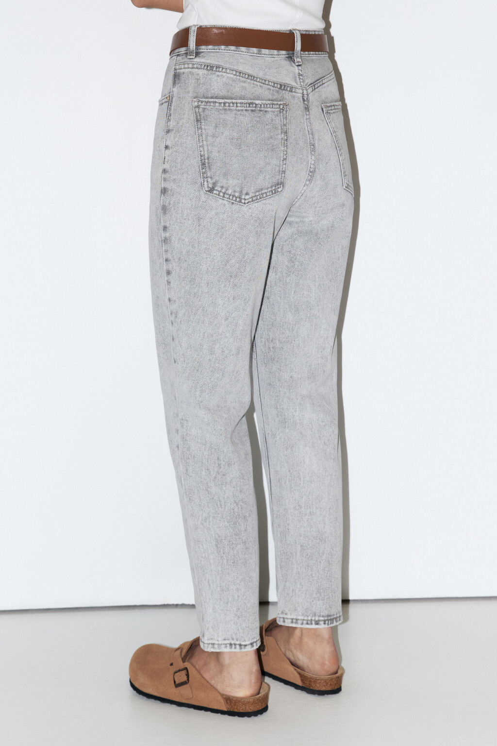 Джинсы mom с высокой посадкой и ремнем - цвет серый - 5