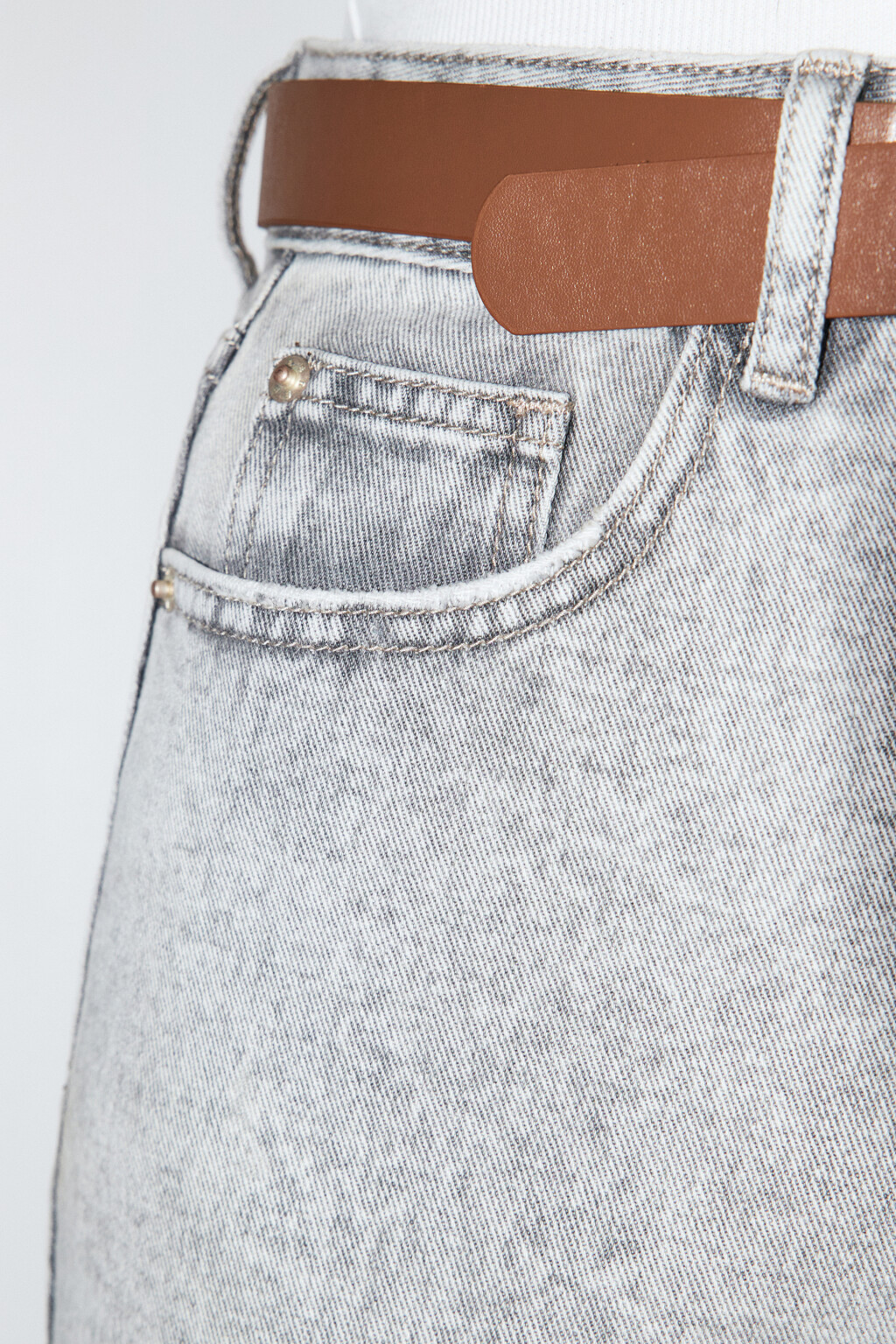 Джинсы mom с высокой посадкой и ремнем - цвет серый - 8