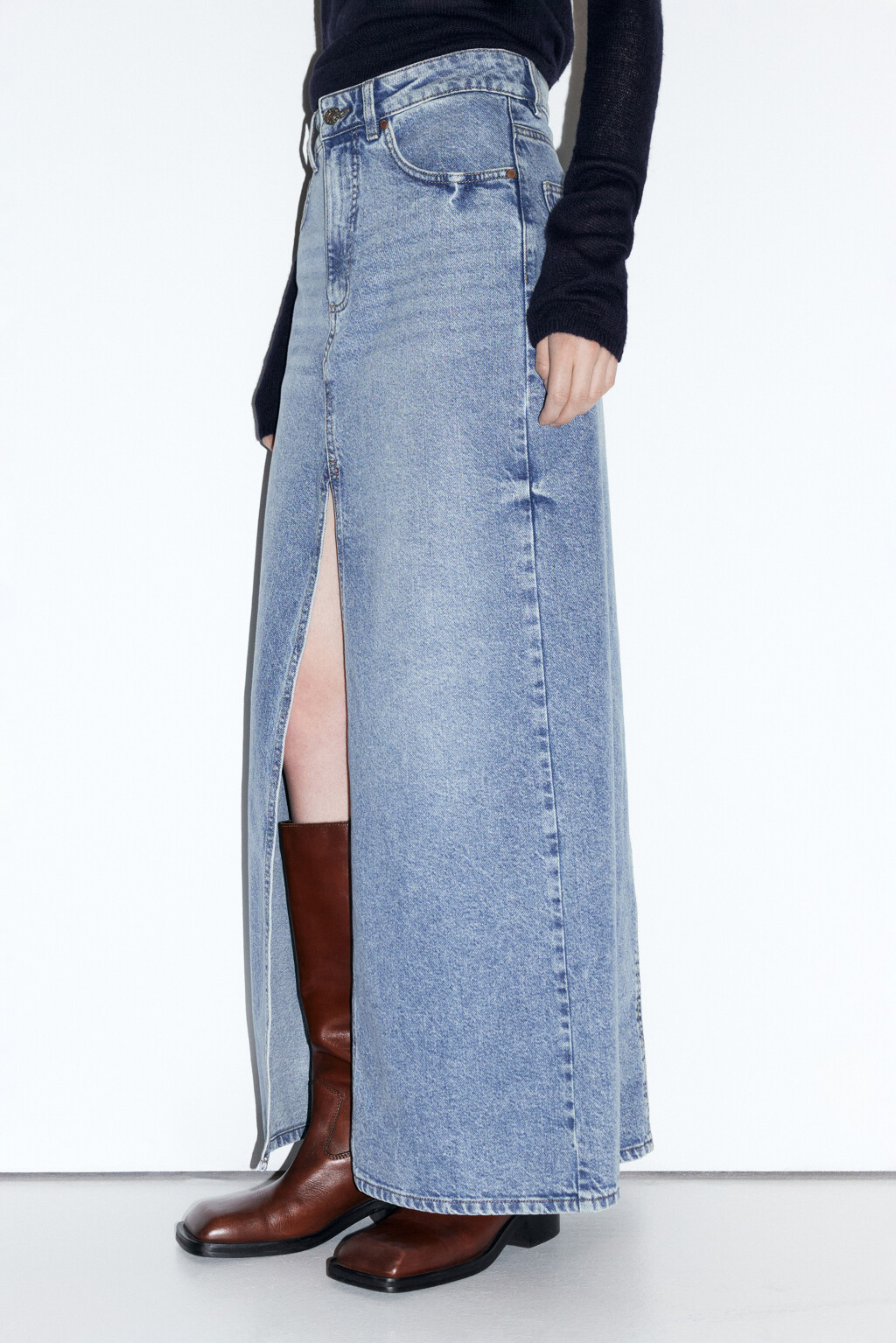 Юбка макси джинсовая с разрезом спереди - цвет голубой - 3