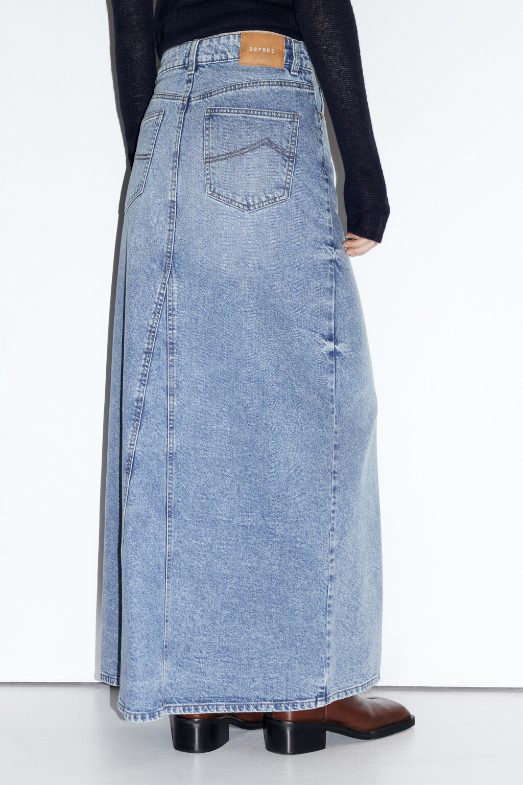 Юбка макси джинсовая с разрезом спереди - цвет голубой - 4